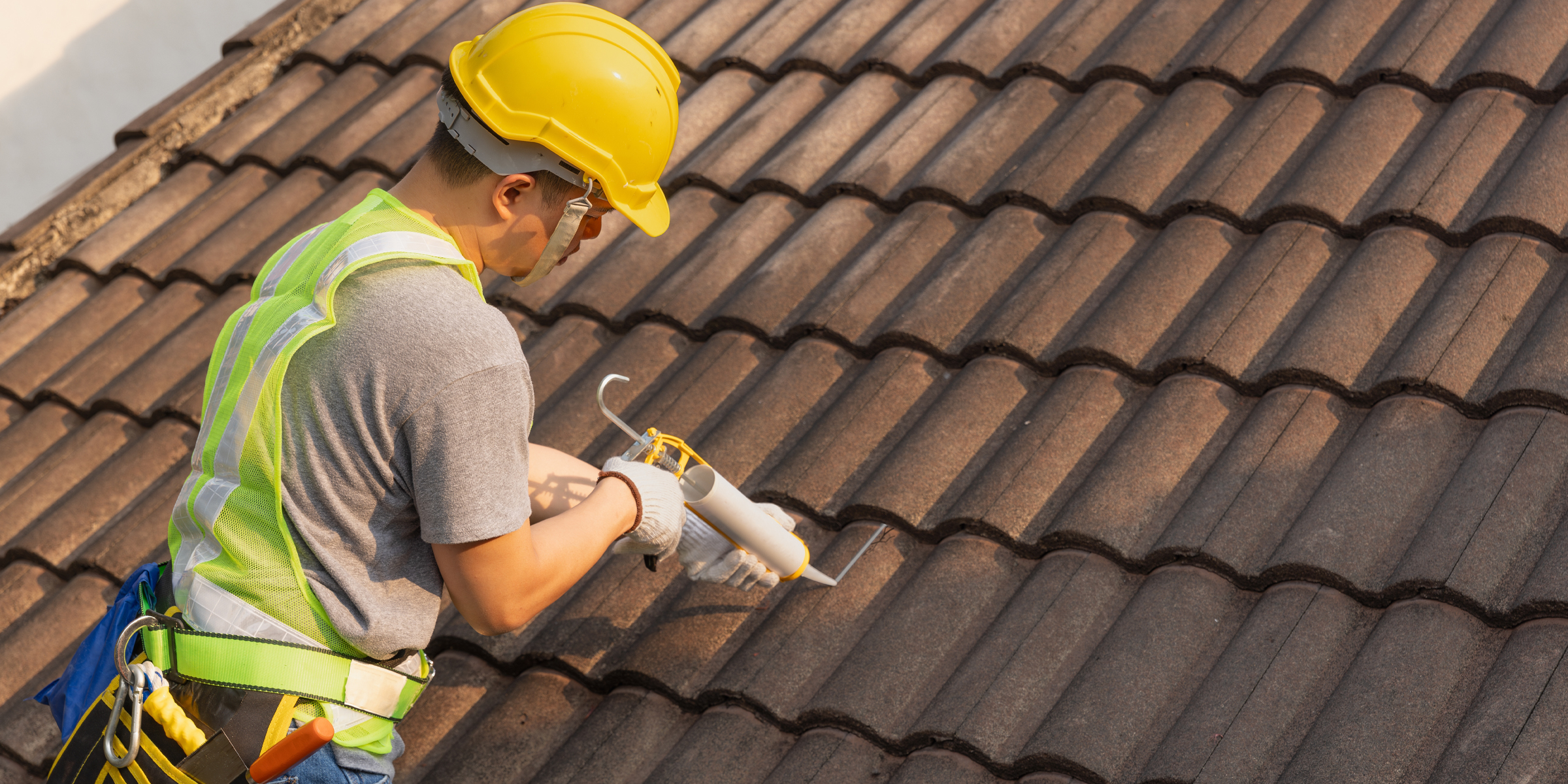 Un homme travaillant sur un toit | Source : Shutterstock