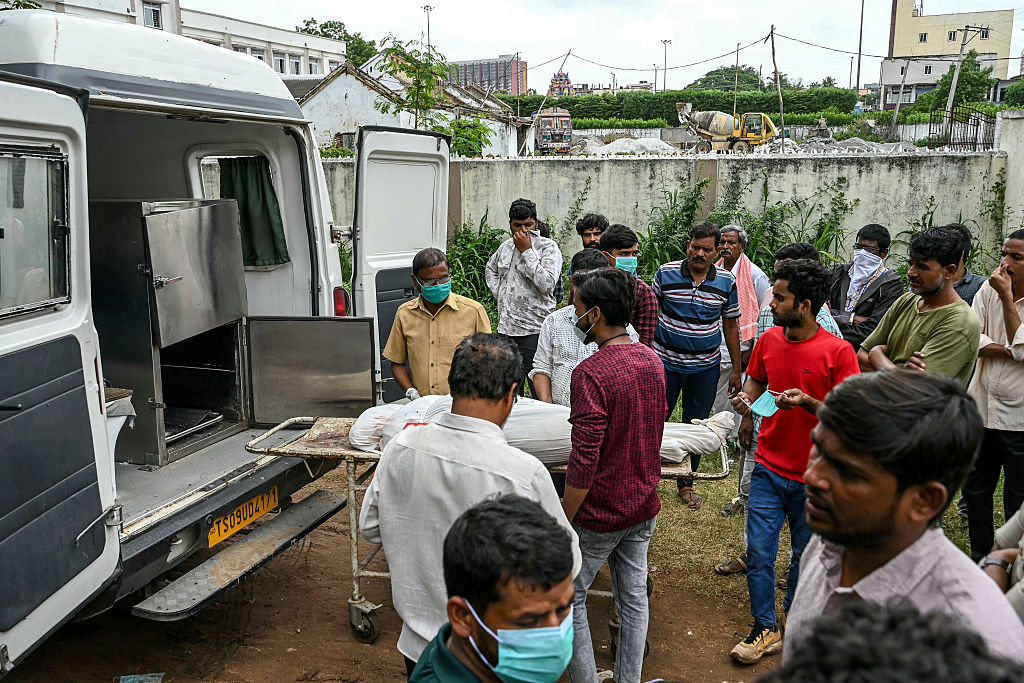 Le personnel de l'hôpital remet le corps du défunt à la famille de la victime après une autopsie dans un hôpital pour les personnes décédées dans l'explosion de Sigachi Industries, un jour après une explosion à Sangareddy, dans l'État du Telangana, au sud de l'Inde, le 1er juillet 2025. | Getty Images