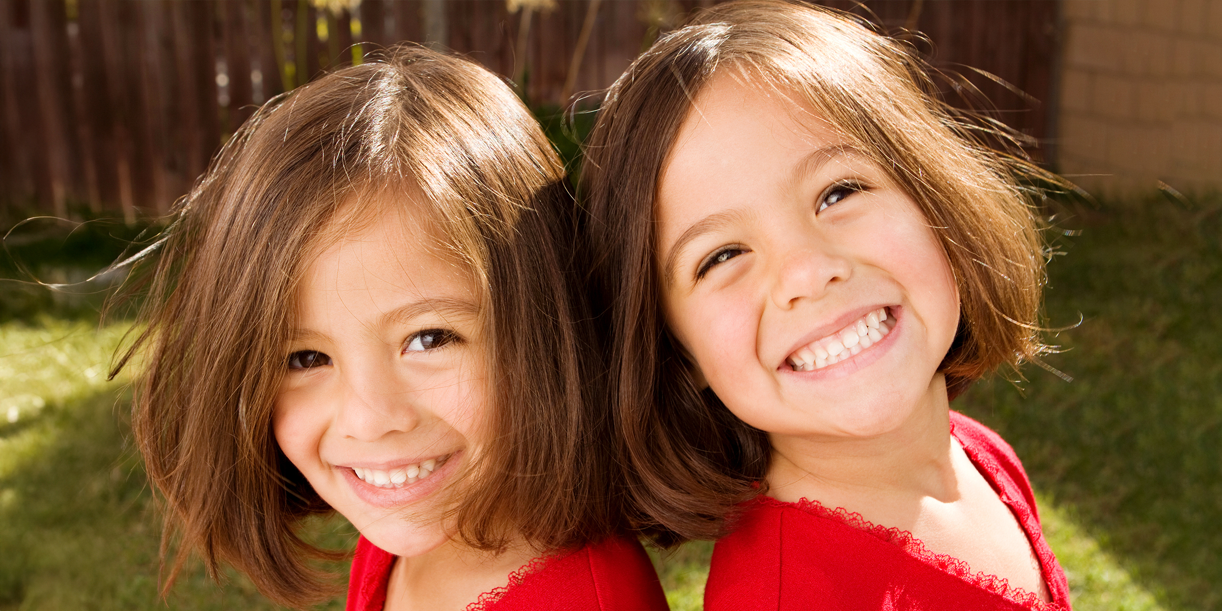 Deux filles heureuses qui se ressemblent | Source : Shutterstock