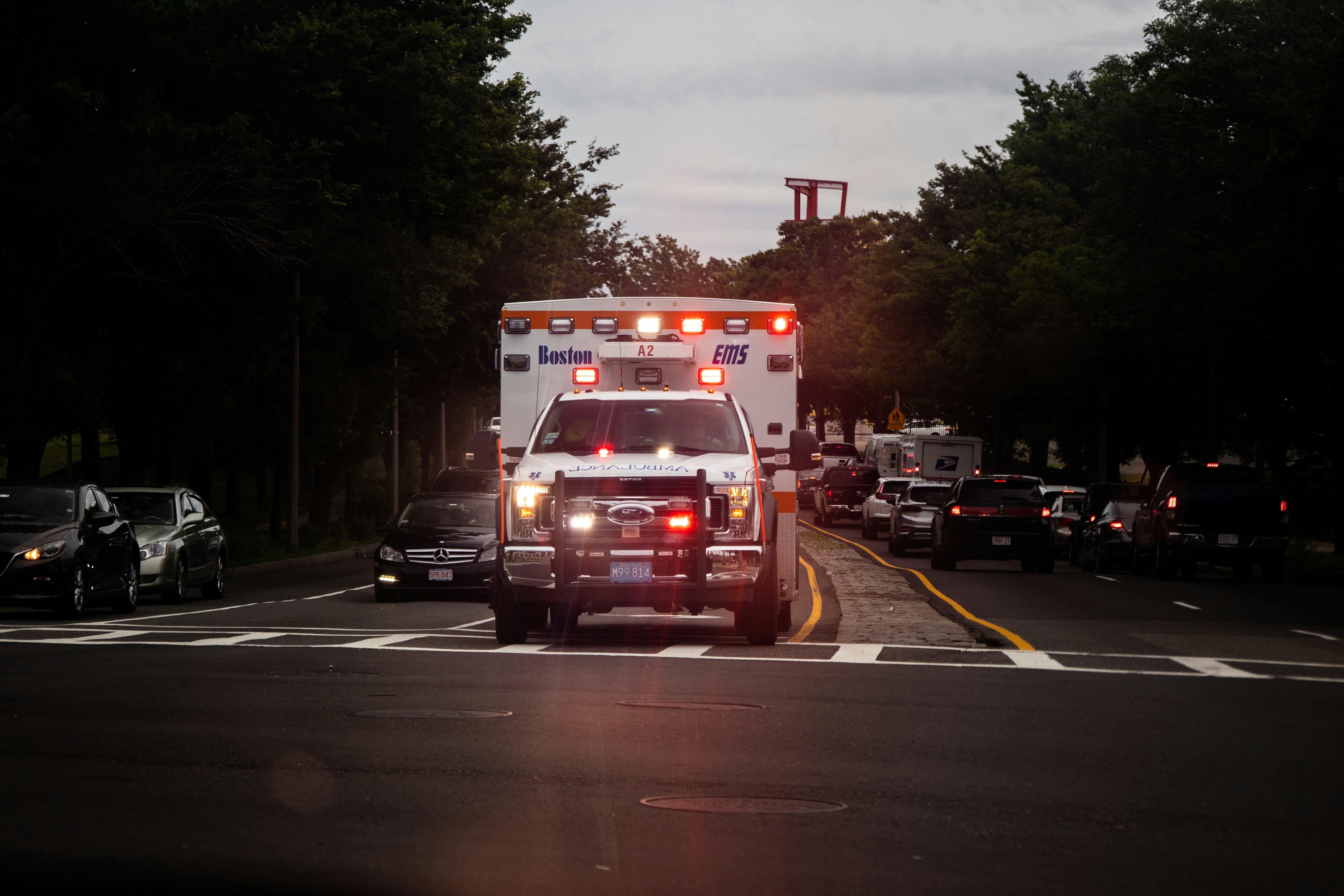 Une ambulance avec ses sirènes allumées | Source : Unsplash
