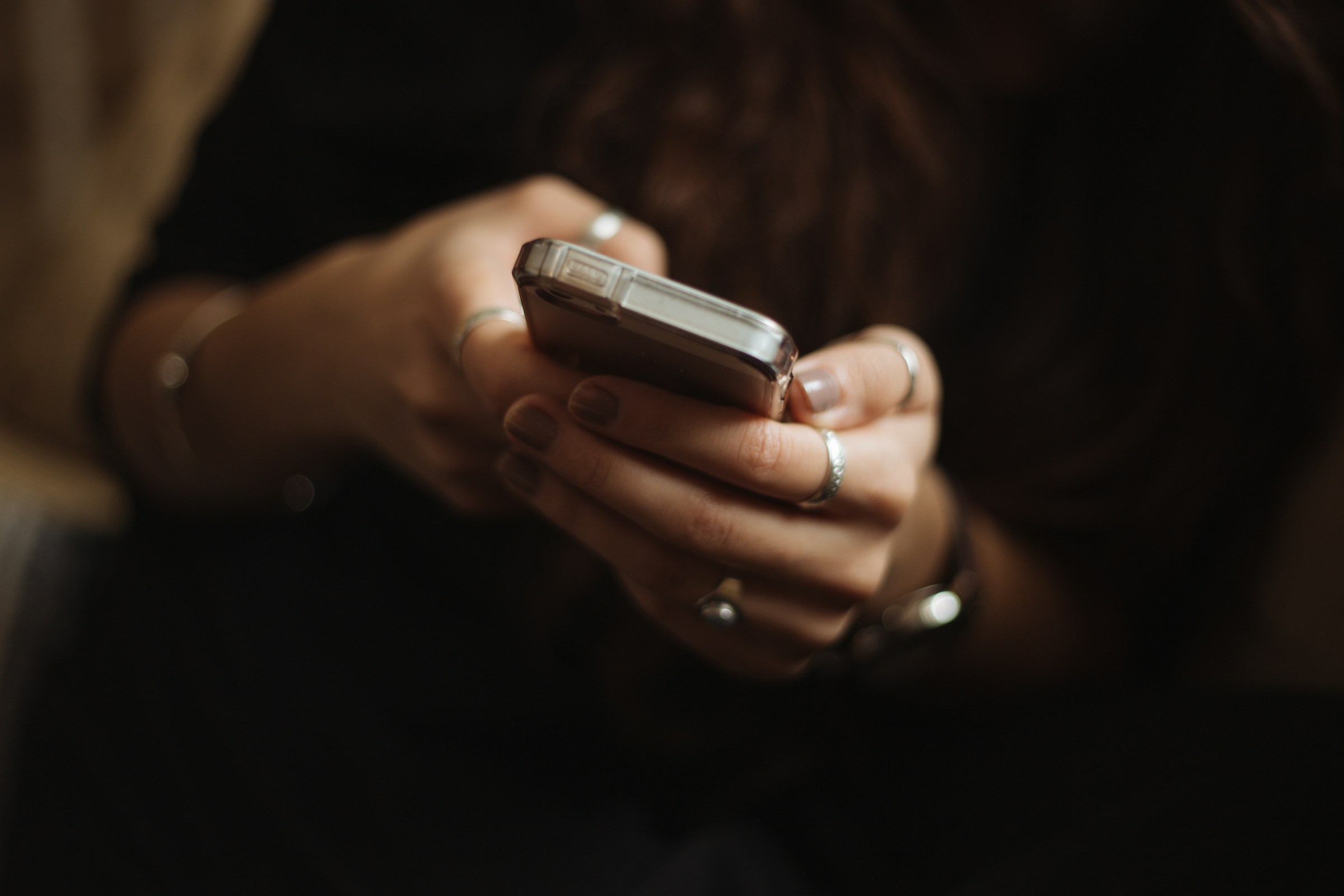Photo recadrée d'une femme utilisant son téléphone | Source : Unsplash