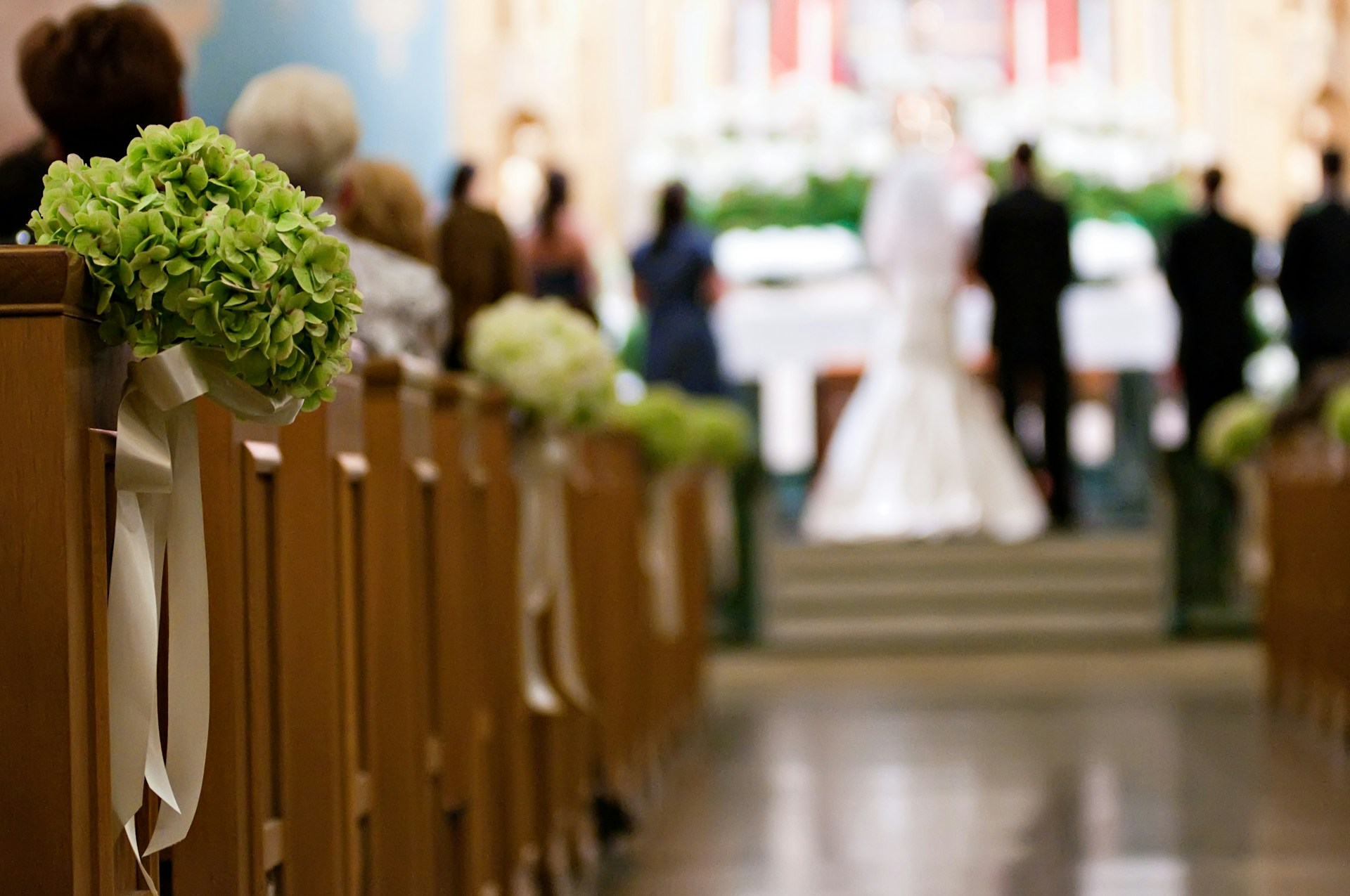 Une église décorée pour un mariage | Source : Unsplash