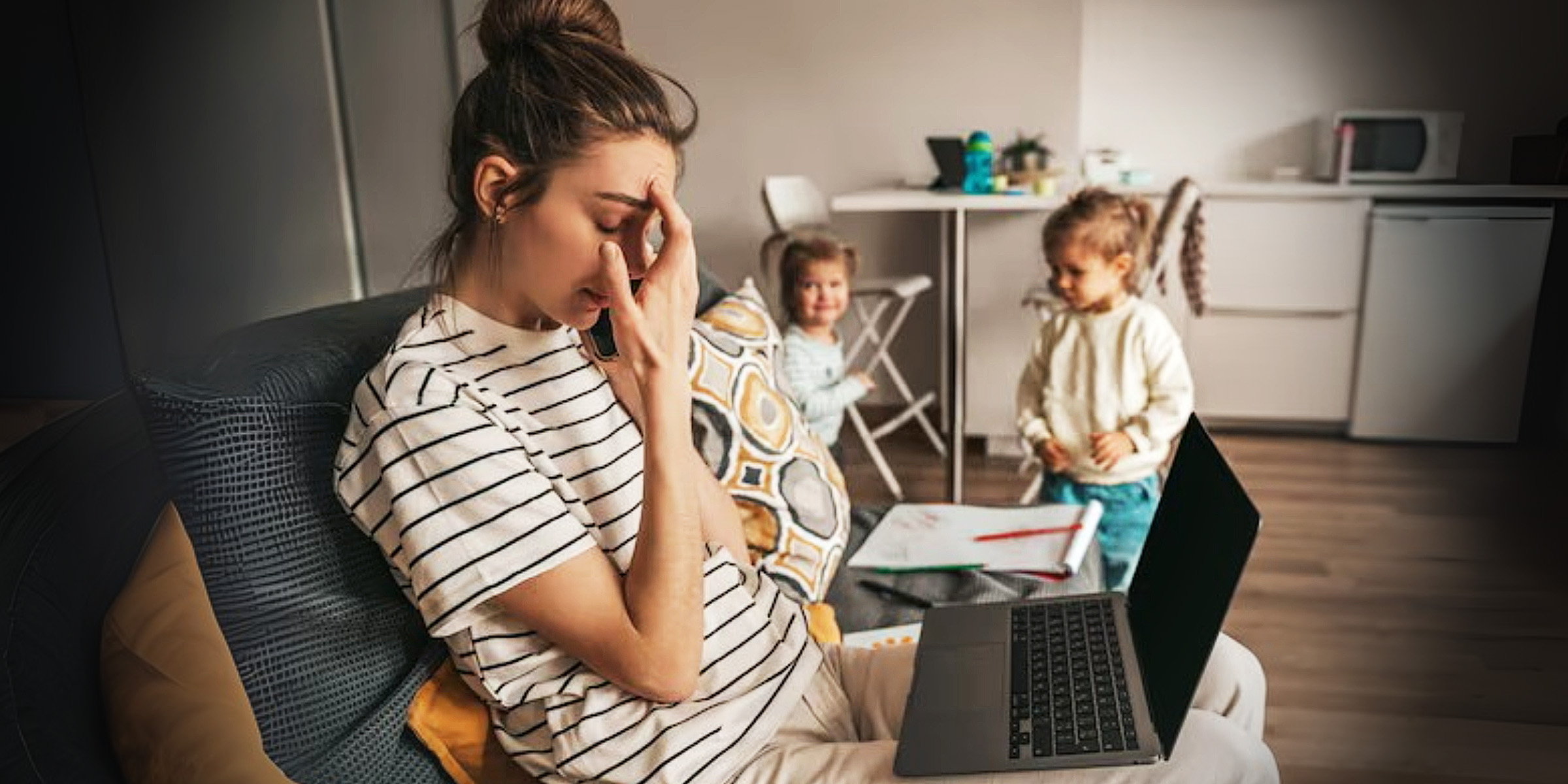 Une mère fatiguée avec des enfants autour d'elle | Source : Freepik