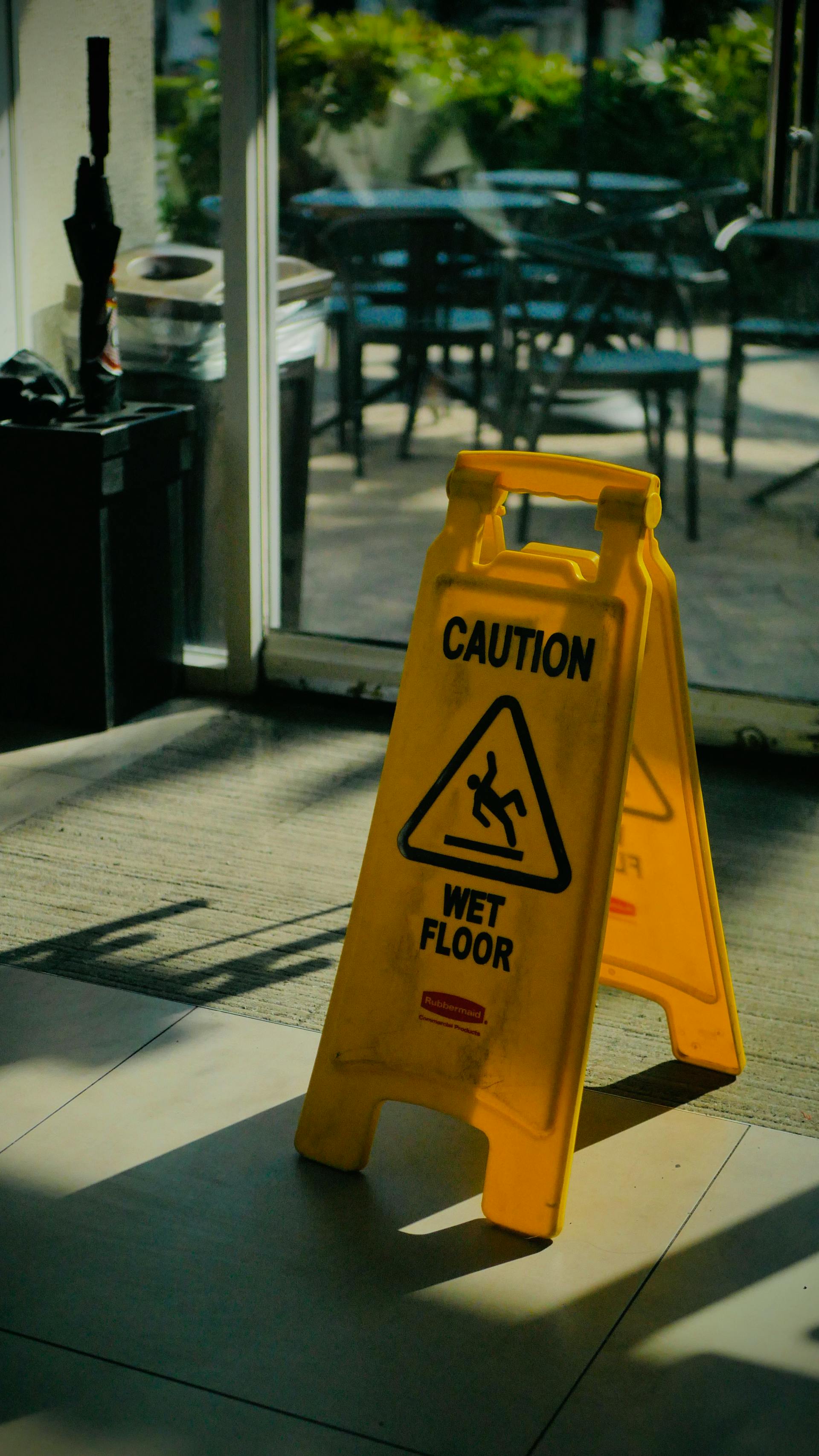 Un panneau de signalisation de sol mouillé | Source : Pexels