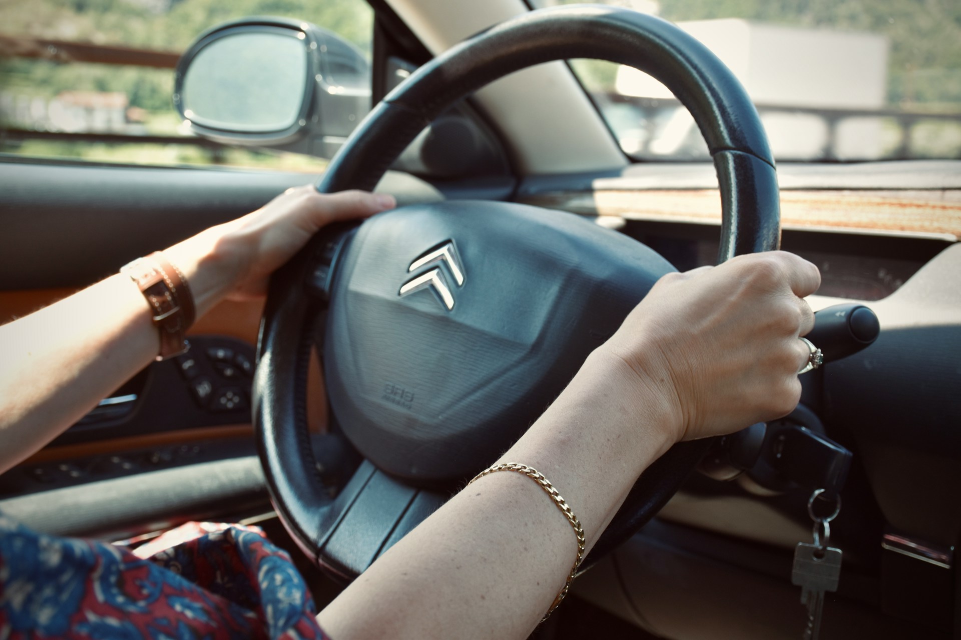 Une femme au volant d'une voiture | Source : Unsplash