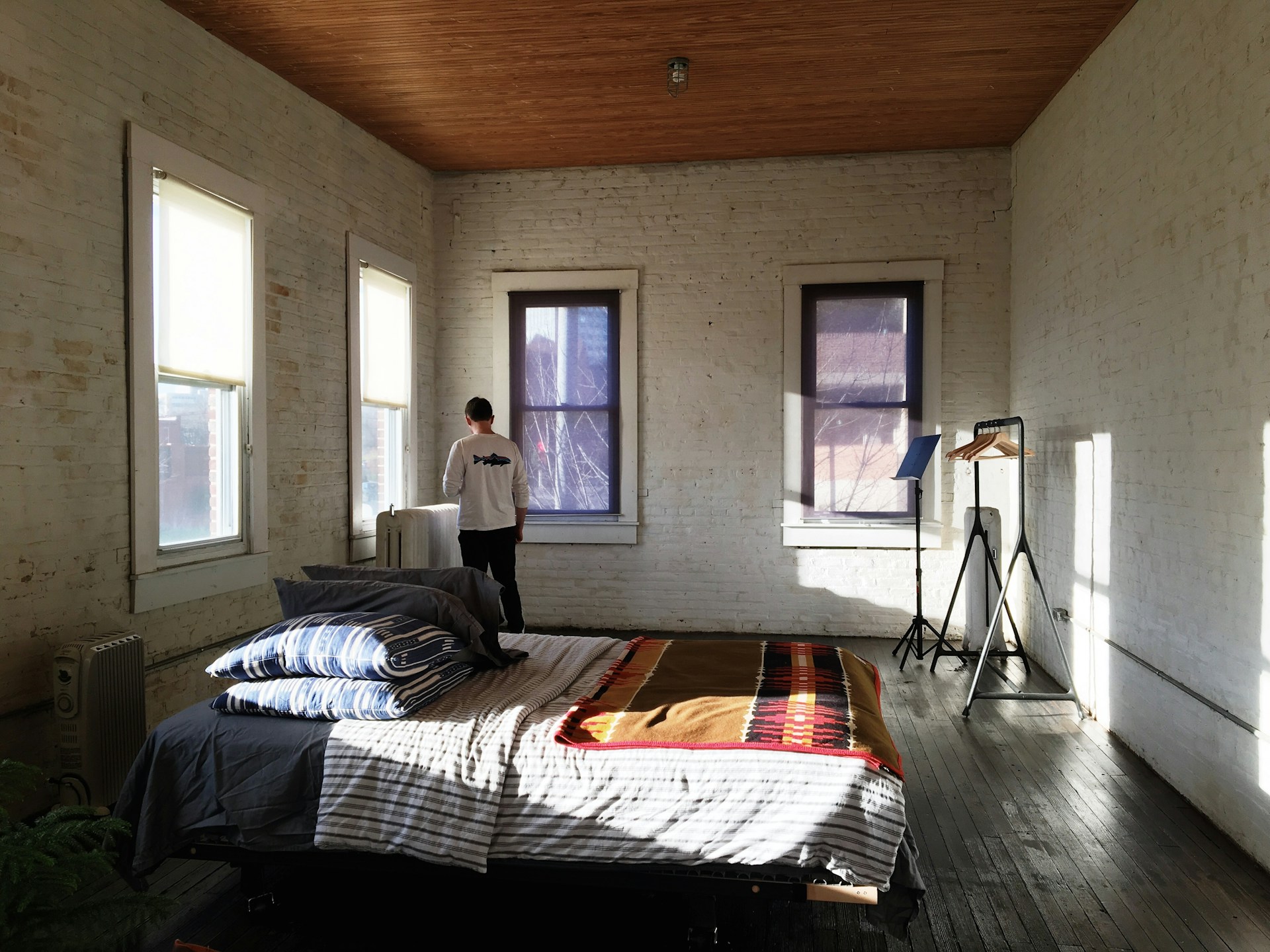 Un homme dans un appartement | Source : Unsplash