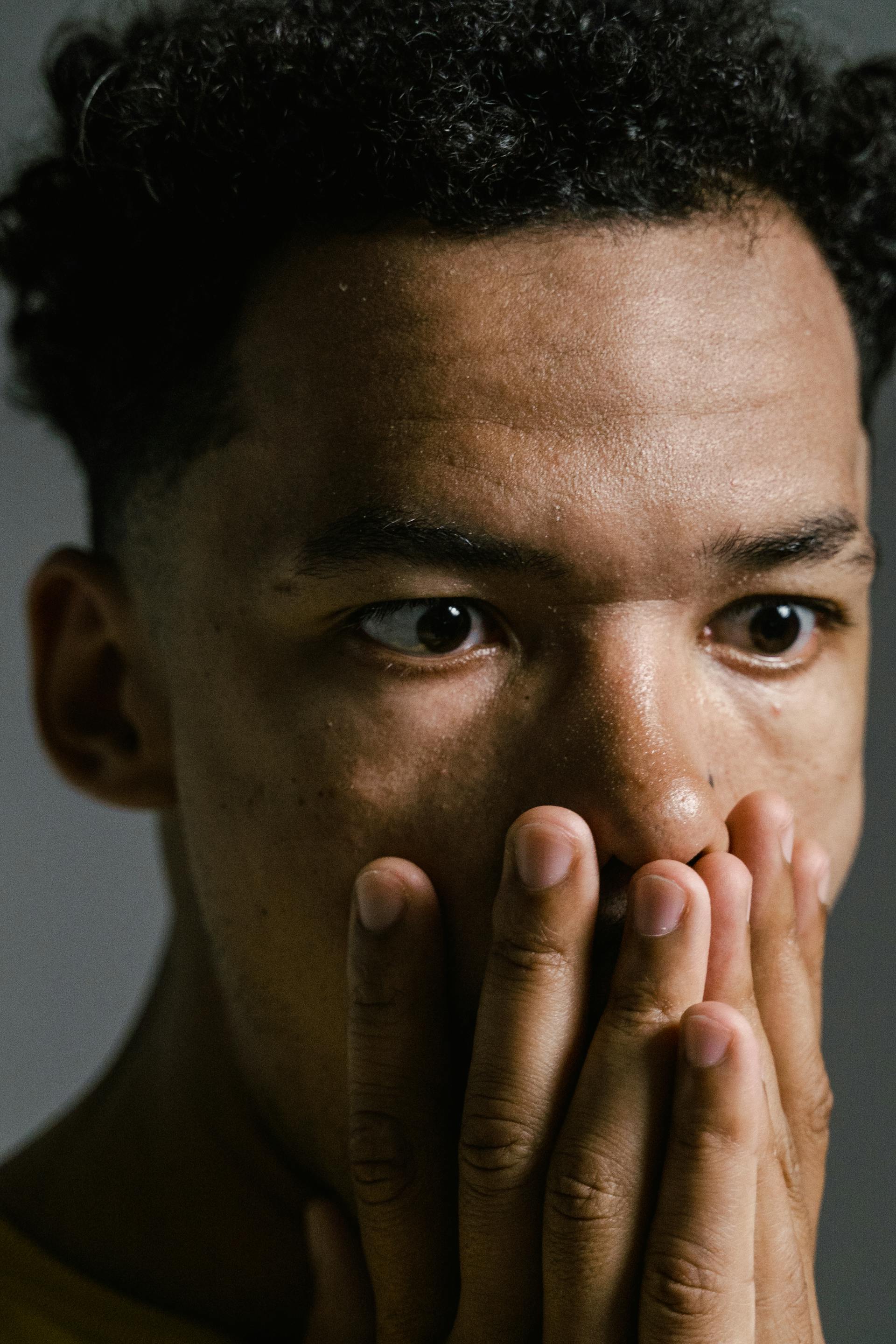 Un homme inquiet se couvre la bouche sous le choc | Source : Pexels