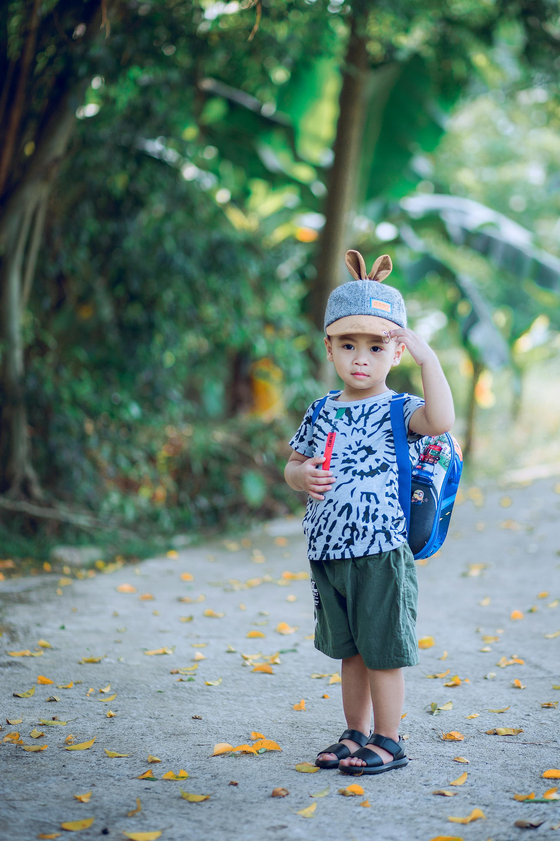 Un petit garçon portant un sac à dos et un chapeau avec des oreilles d'animaux | Source : Pexels