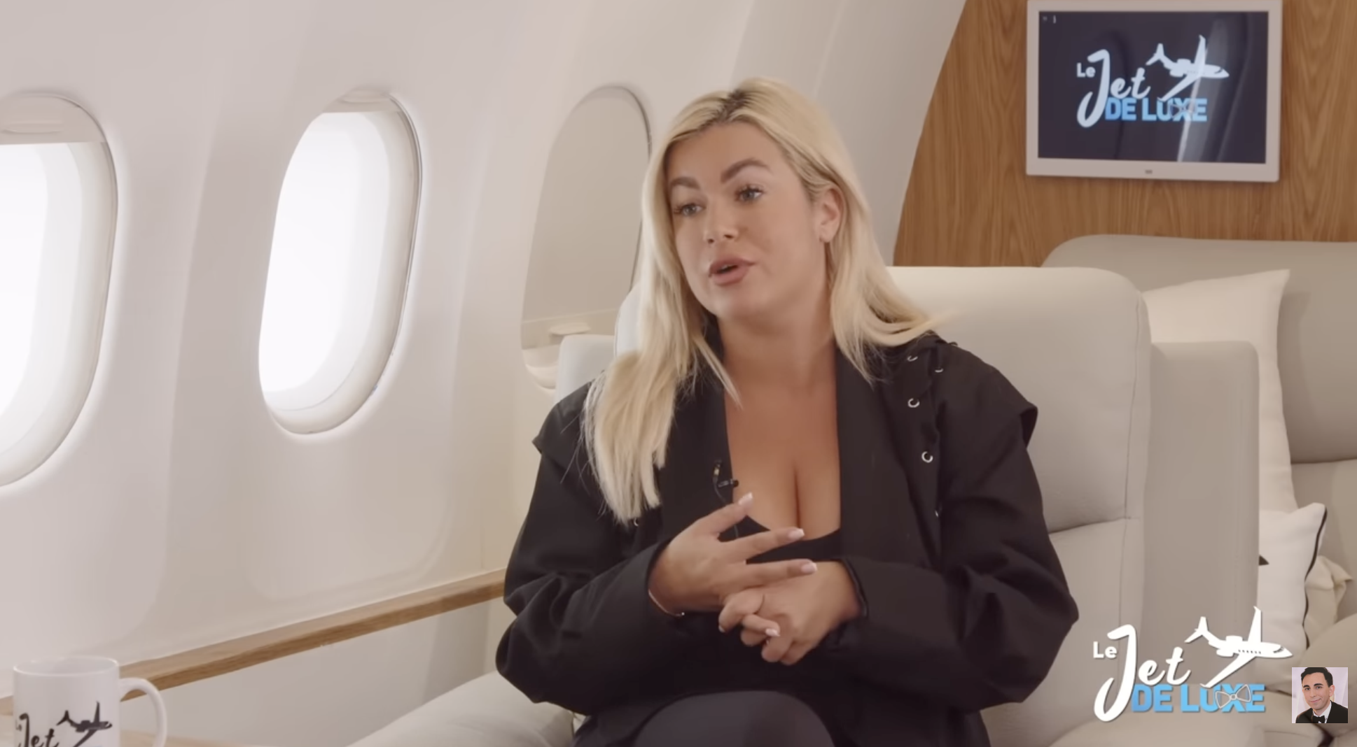 Capture d'écran de Clara Moreau dans l'émission Le Jet de luxe I Source : https://www.youtube.com/watch?v=tFgXBFAC5EE