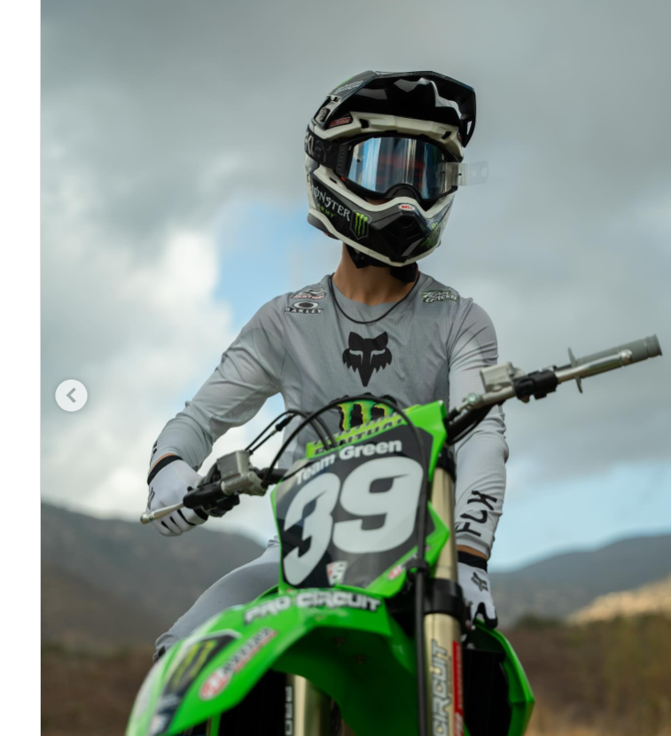 Aidan Zingg est en tenue alors qu'il est assis sur sa moto tout-terrain, extrait d'un post daté du 30 octobre 2024 | Source : Instagram/aidanzingg