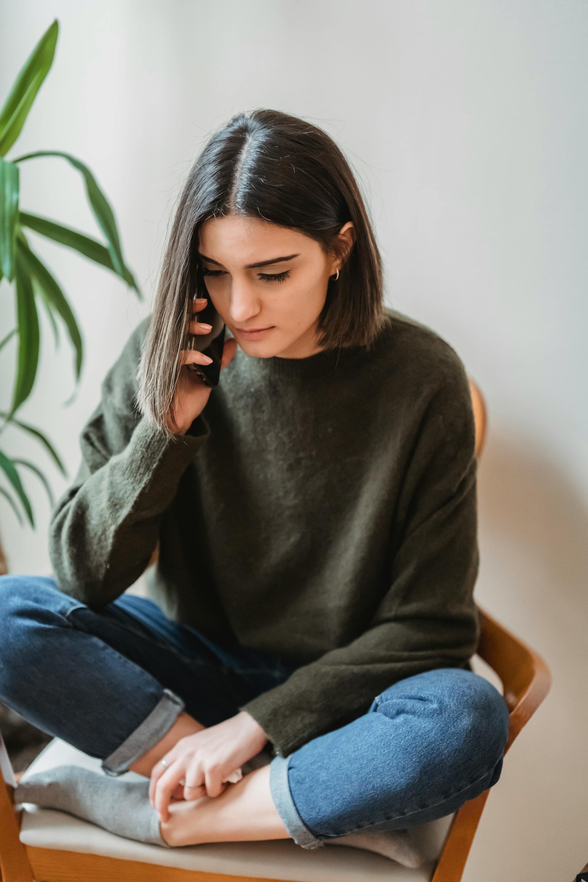 Une femme qui parle au téléphone | Source : Pexels