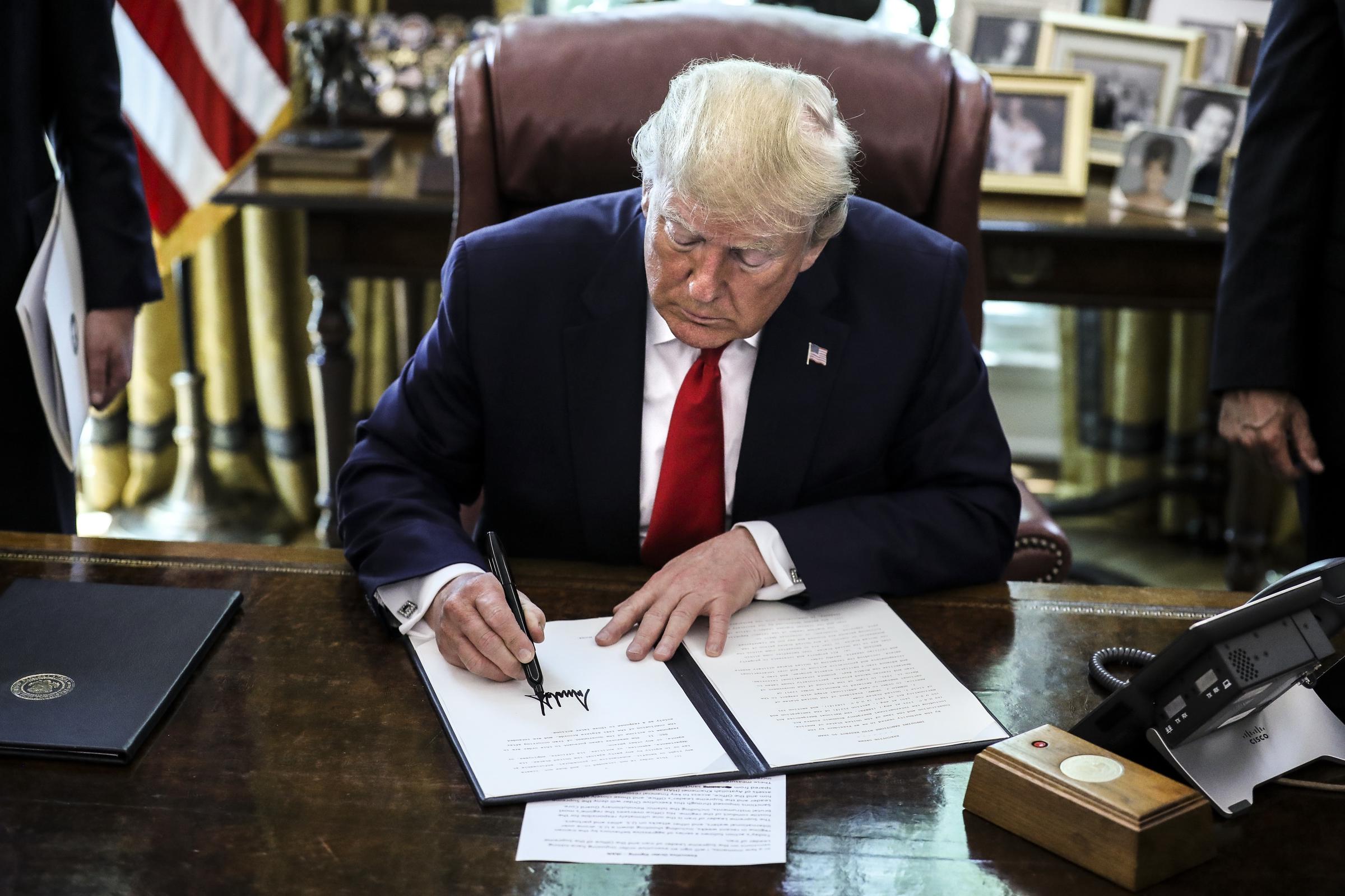 Le président Donald Trump signe un décret imposant de nouvelles sanctions à l'Iran dans le bureau ovale de la Maison Blanche, le 24 juin 2019, à Washington. | Source : Getty Images