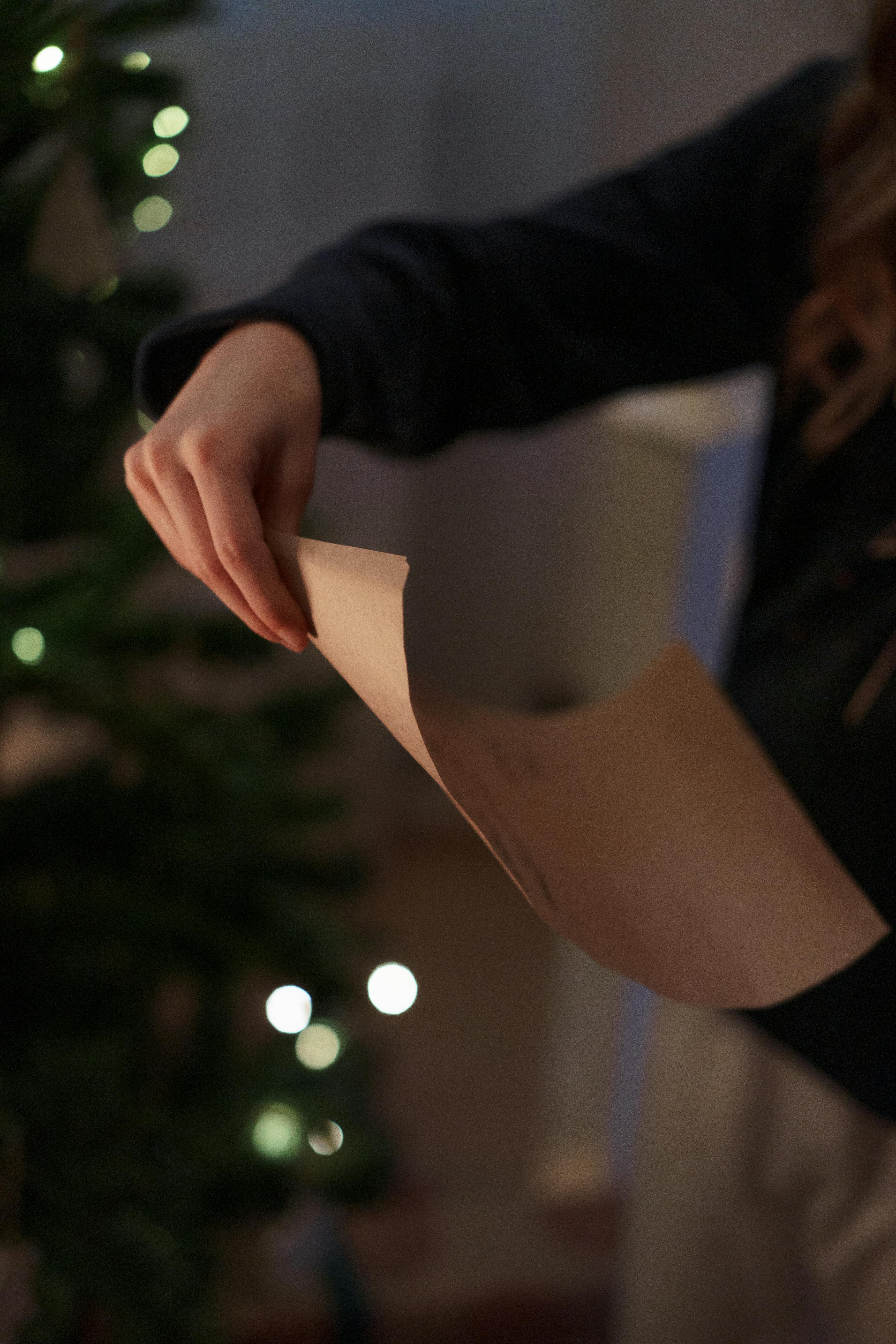 Une femme lisant une lettre | Source : Pexels