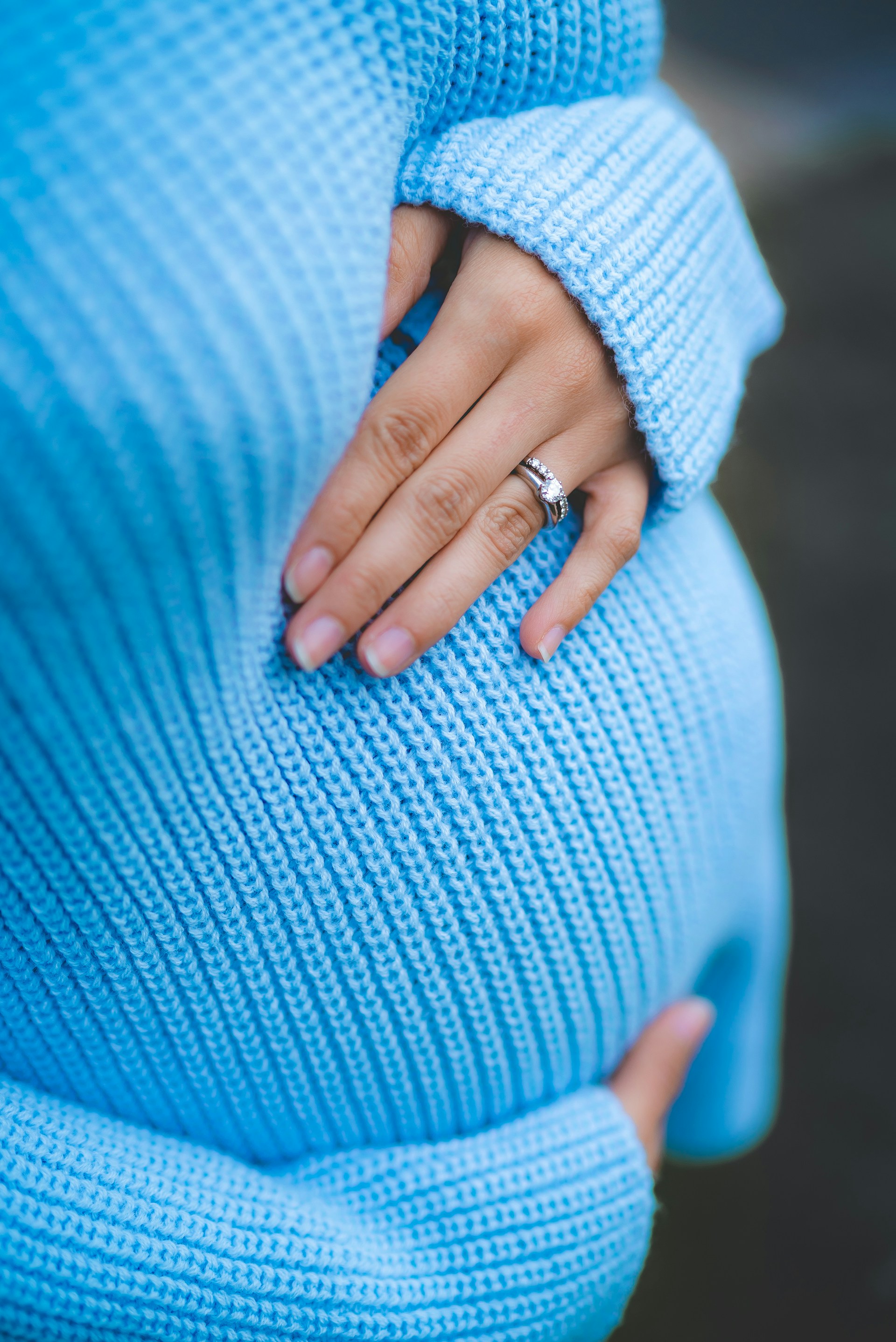 Une femme enceinte portant un pull bleu | Source : Unsplash