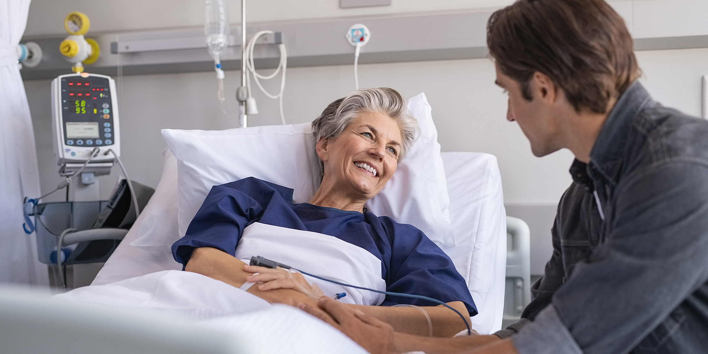 Un homme rendant visite à sa mère à l'hôpital | Source : Shutterstock