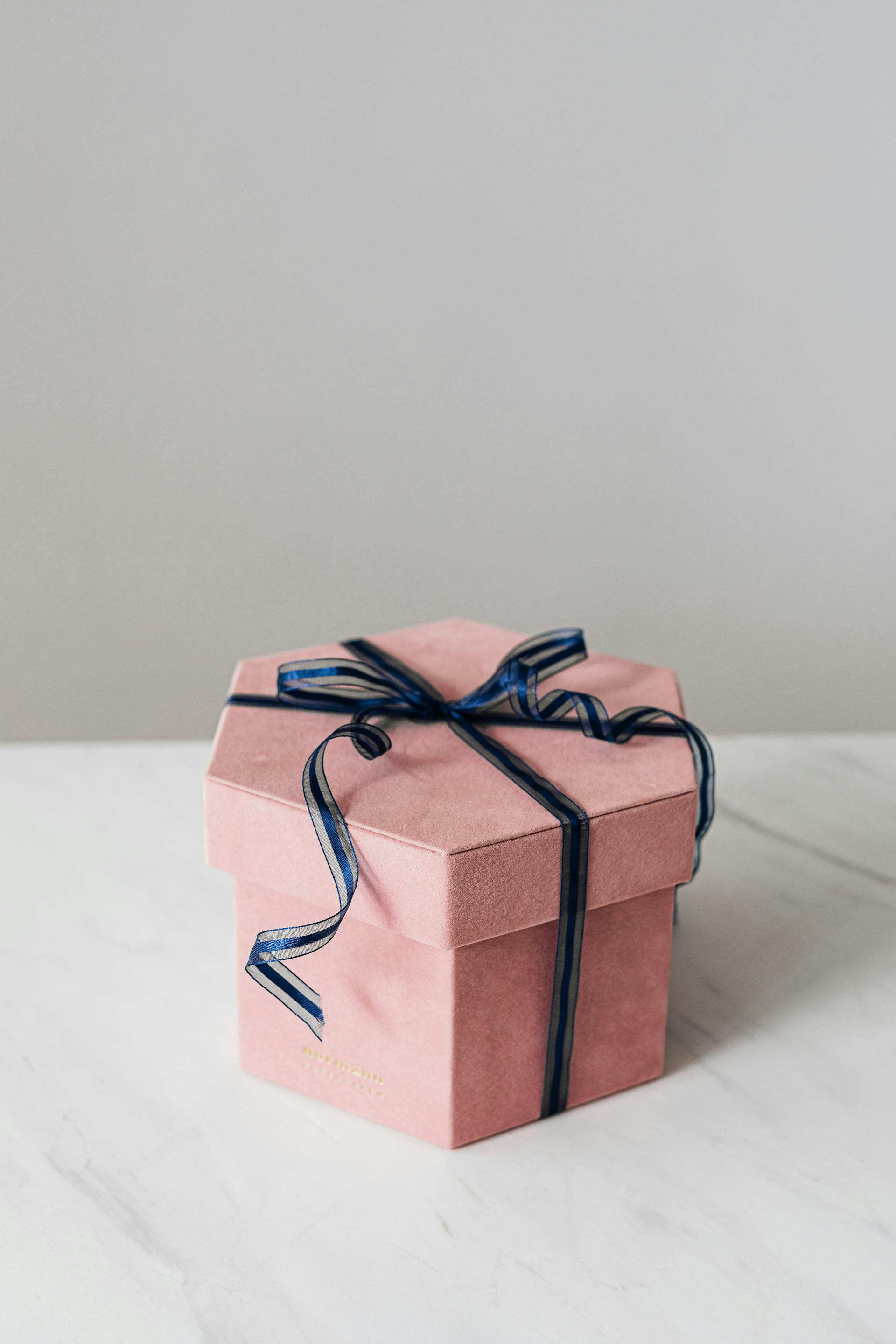Une boîte cadeau décorée d'un nœud de ruban | Source : Pexels