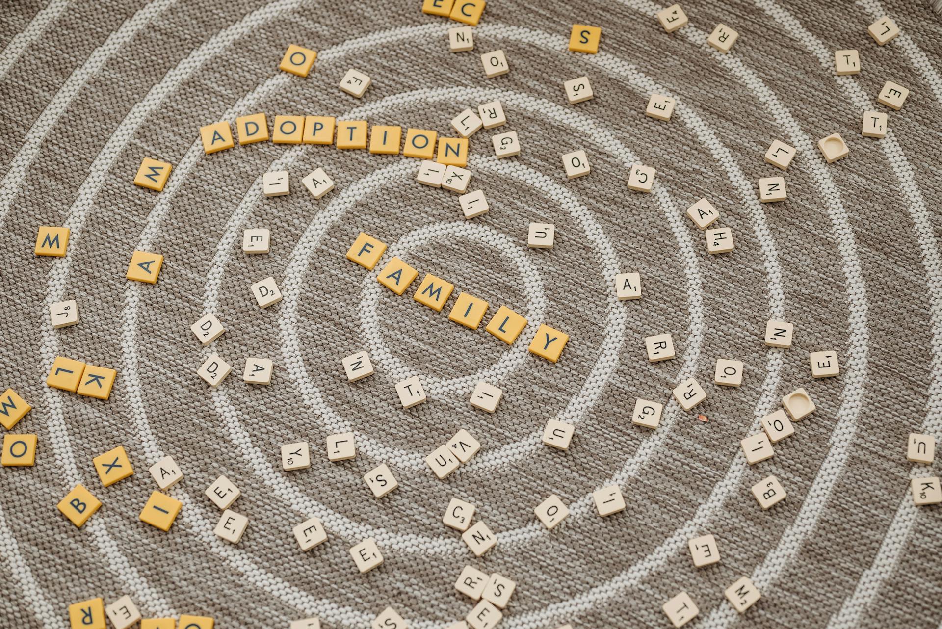 Des tuiles de scrabble éparpillées sur un tapis | Source : Pexels
