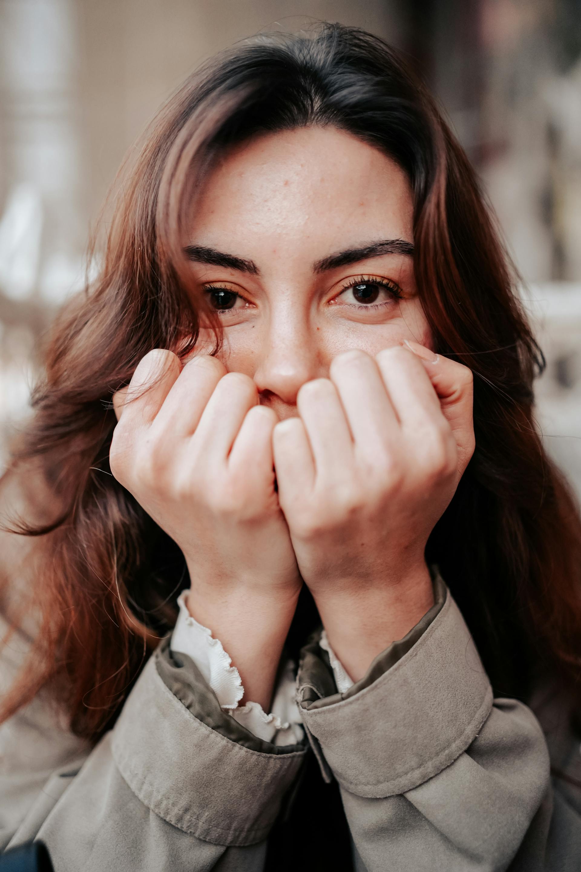 Une femme posant avec ses mains sur son visage | Source : Pexels