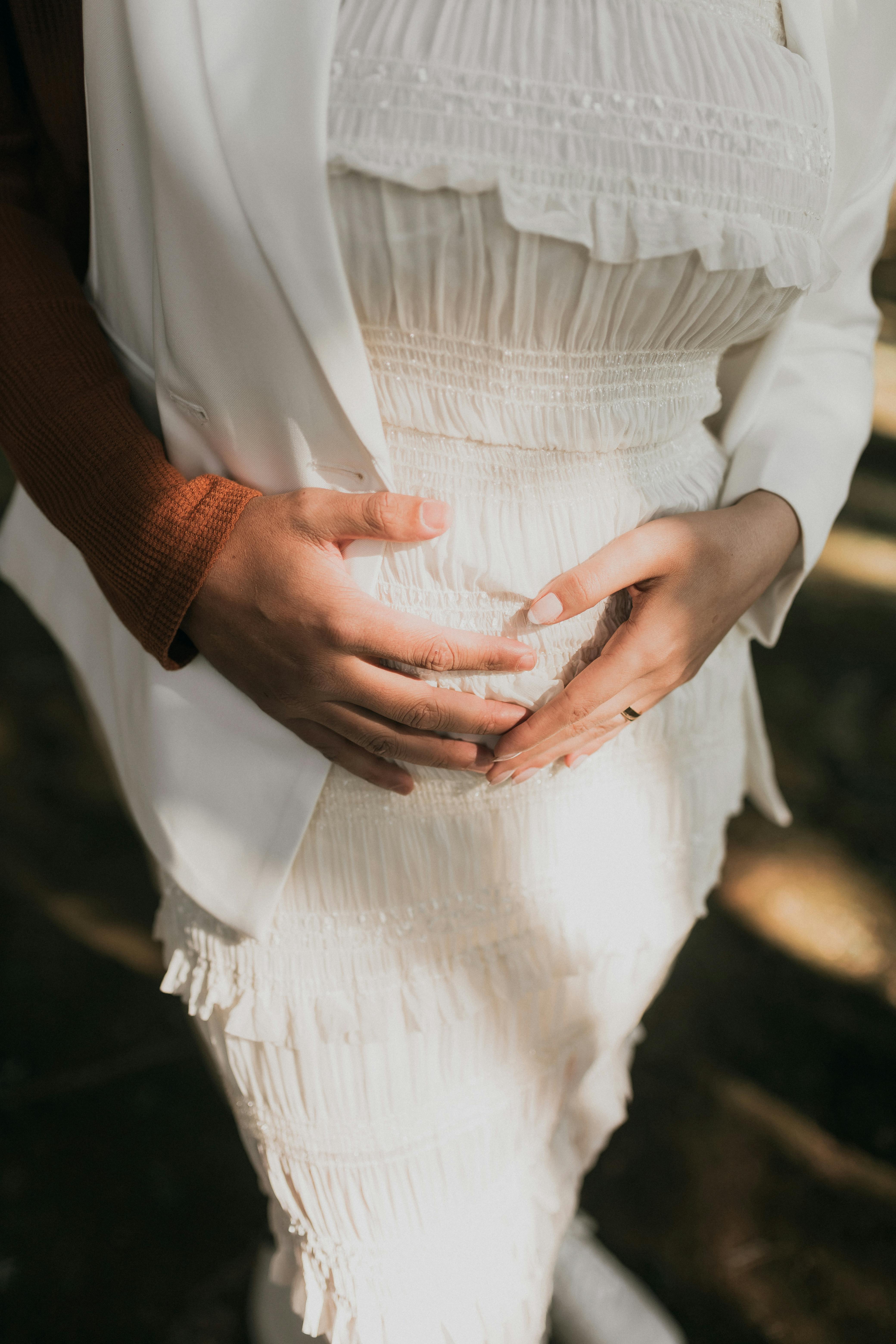 Un couple tenant un ventre de femme enceinte | Source : Pexels