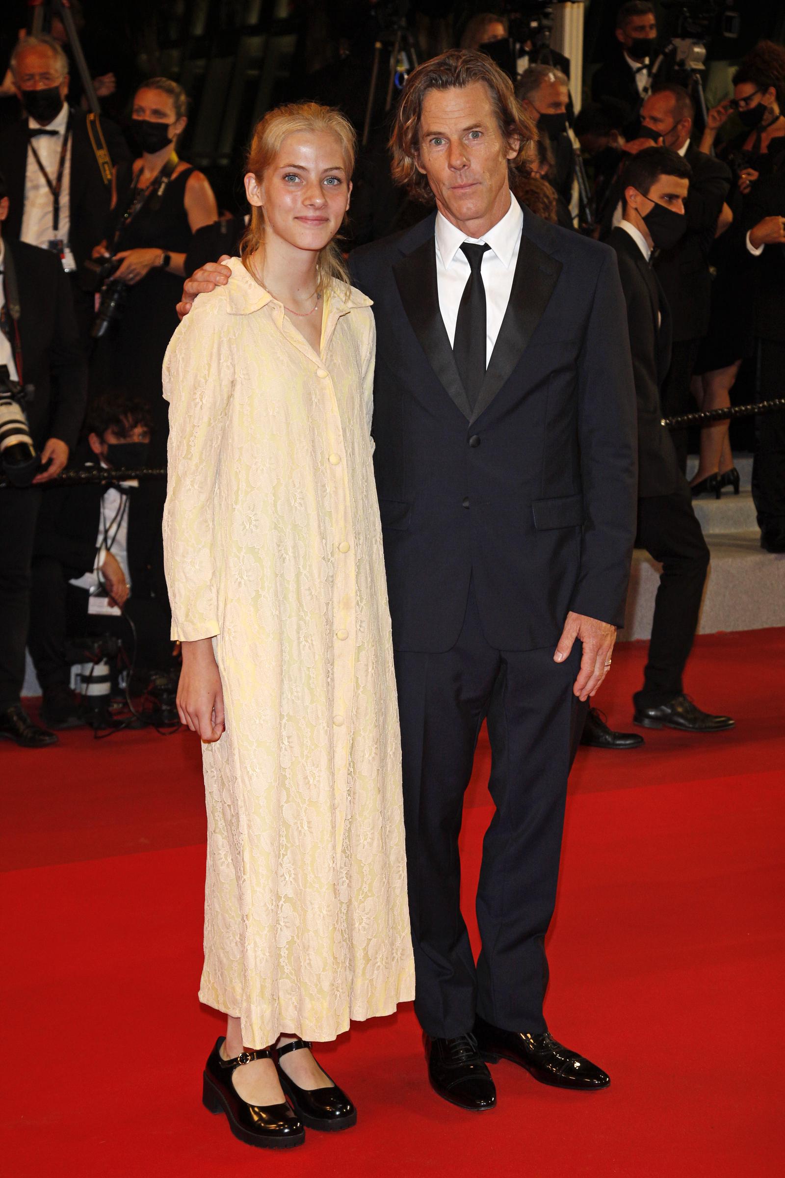 Danny Moder et sa fille Hazel Moder arrivent à la première de 'Flag Day' lors du 74e Festival de Cannes qui se tient au Palais des Festivals à Cannes, France, le 10 juillet 2021 | Source : Getty Images