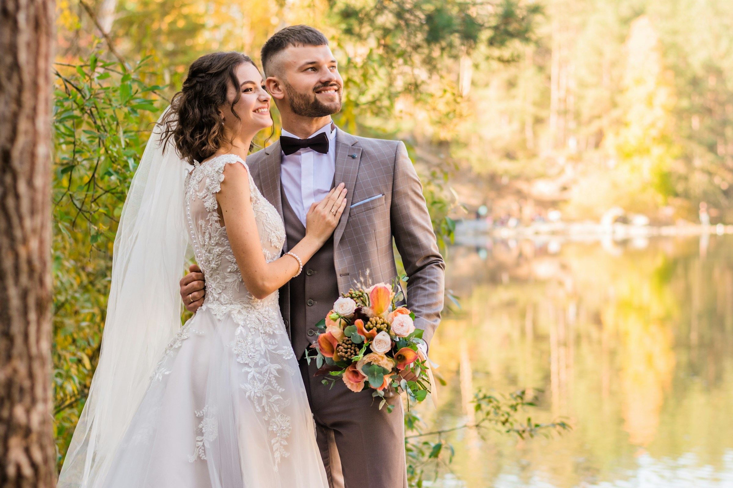 Un couple de jeunes mariés heureux | Source : Unsplash