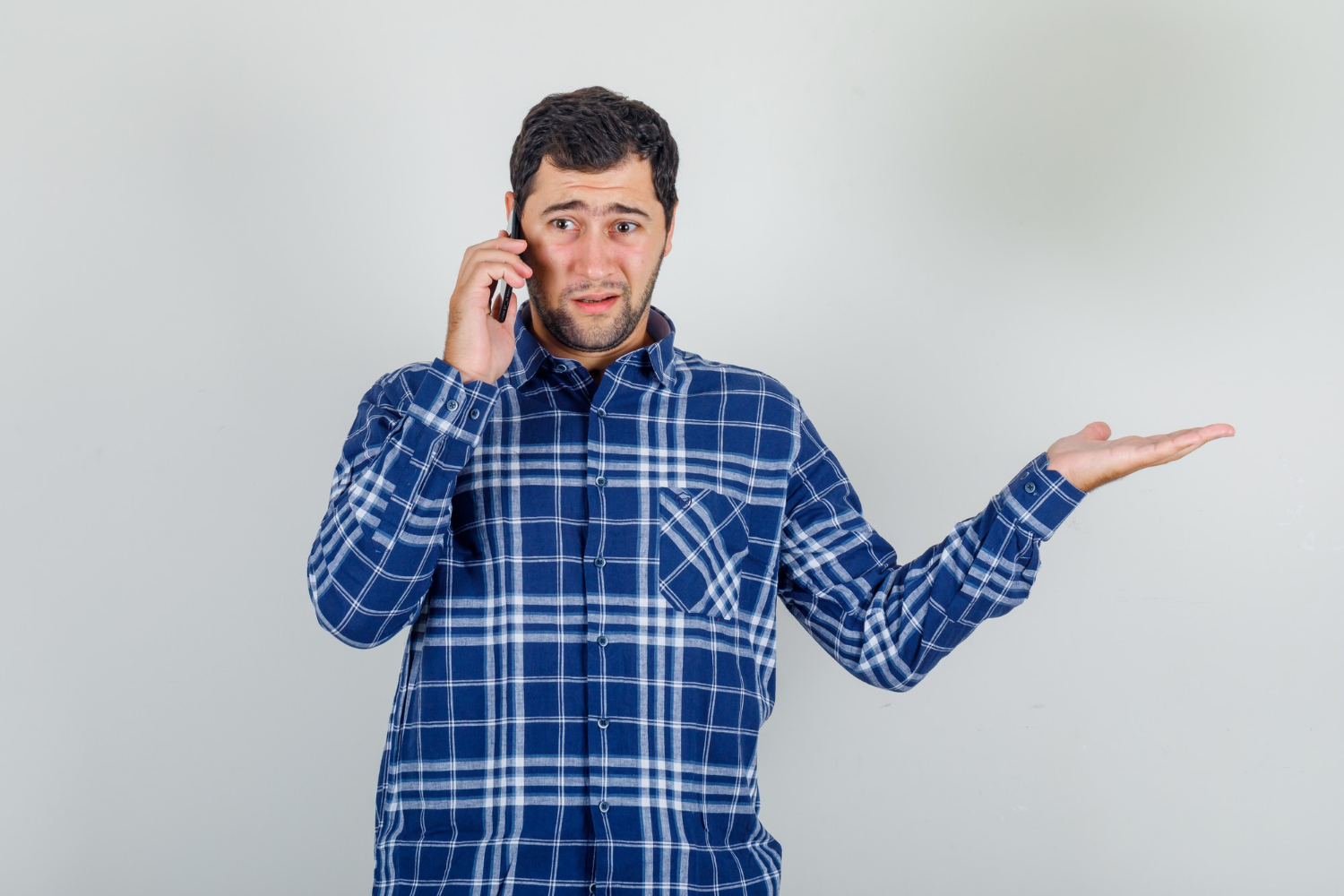 Un homme anxieux qui parle au téléphone | Source : Freepik