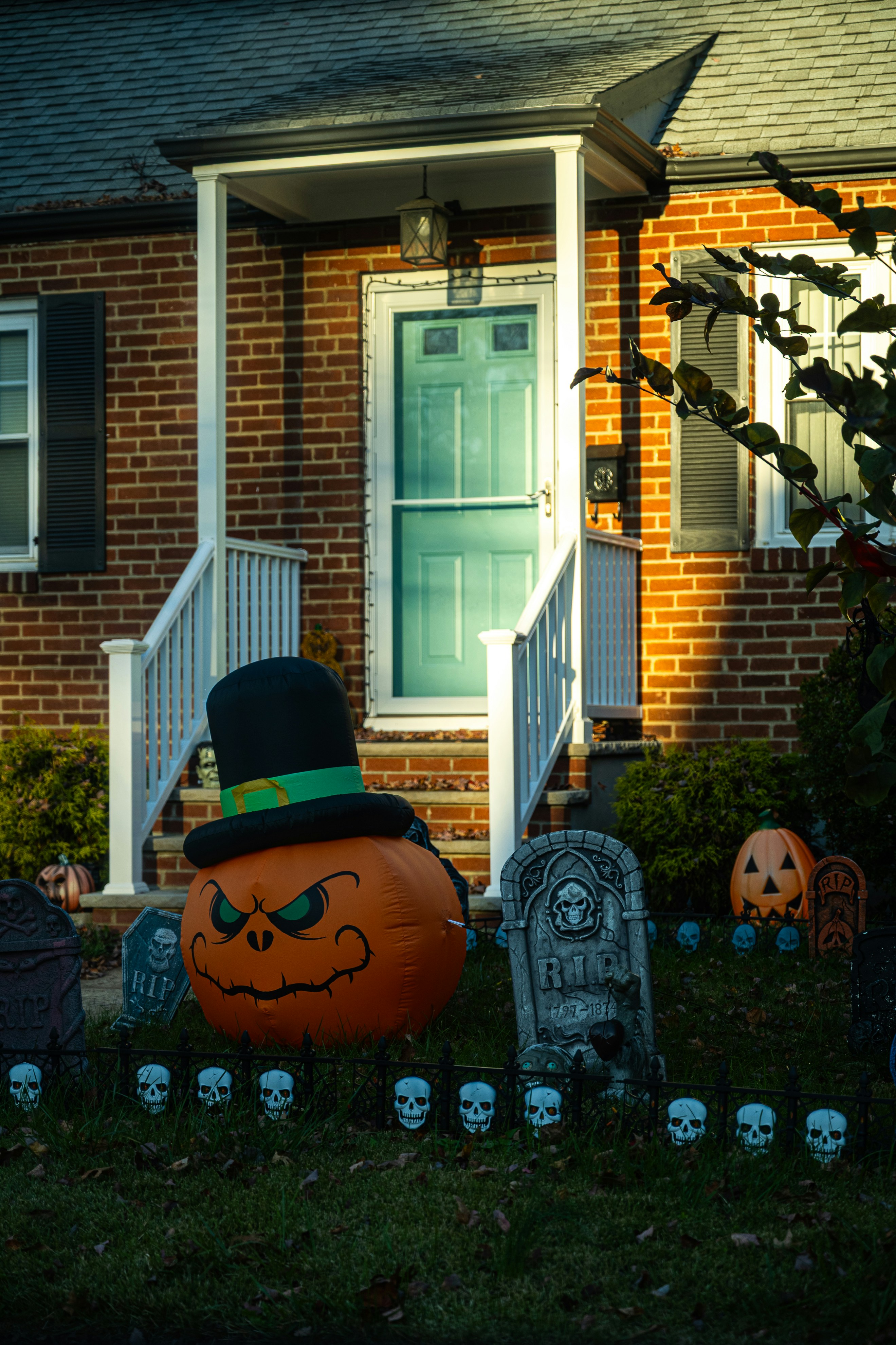 Décorations d'Halloween en extérieur | Source : Unsplash