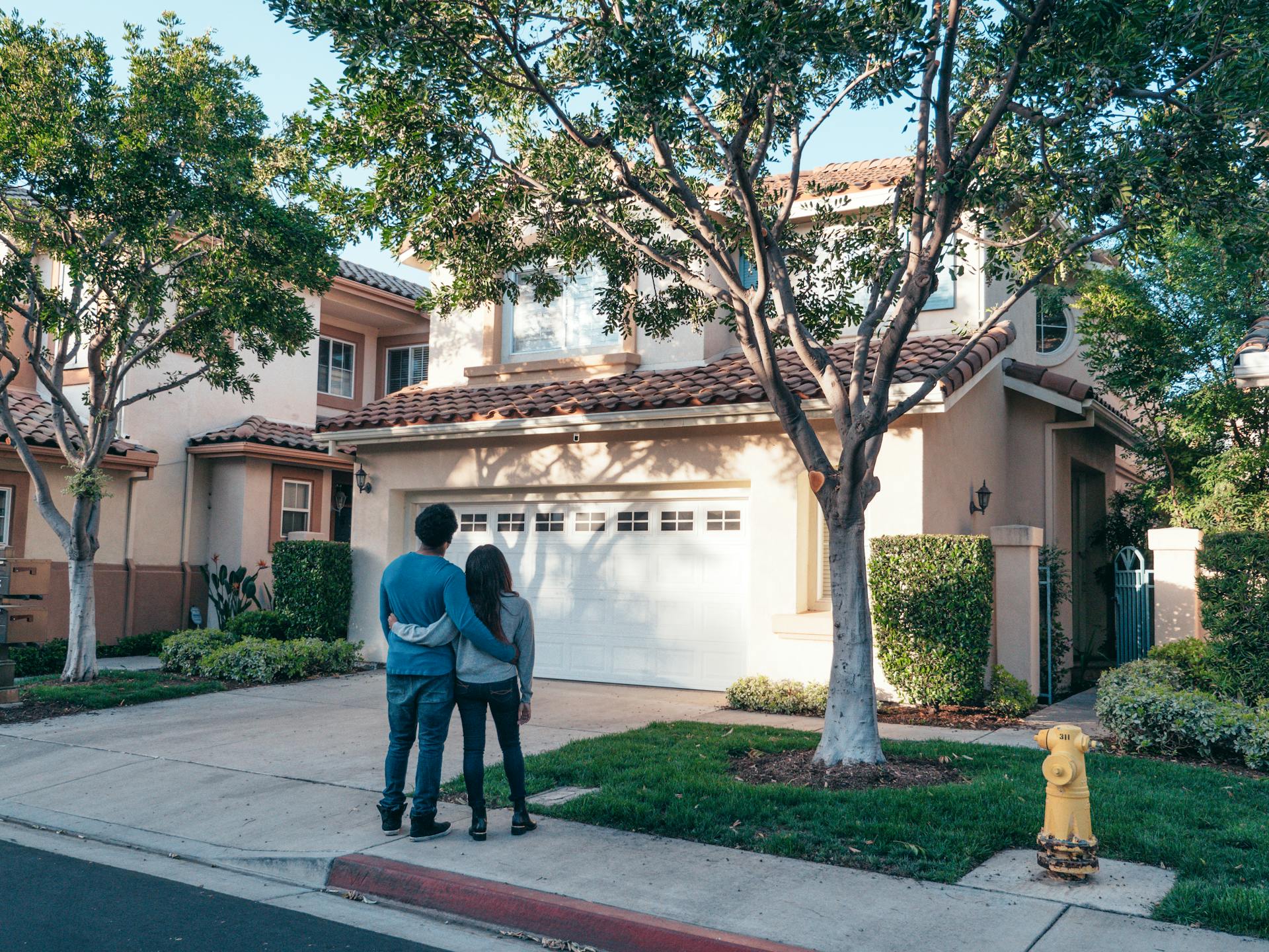Un couple qui regarde sa maison | Source : Pexels