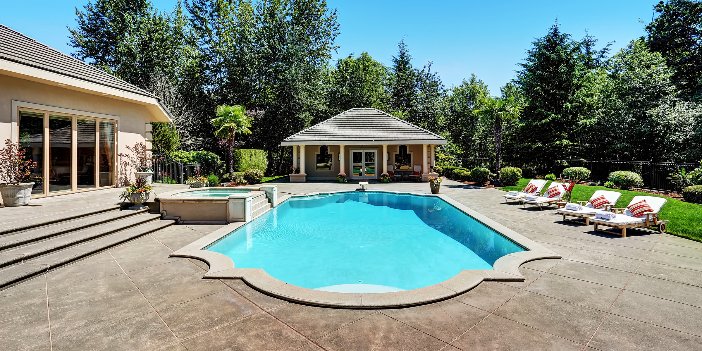 Une maison de luxe avec piscine | Source : Shutterstock
