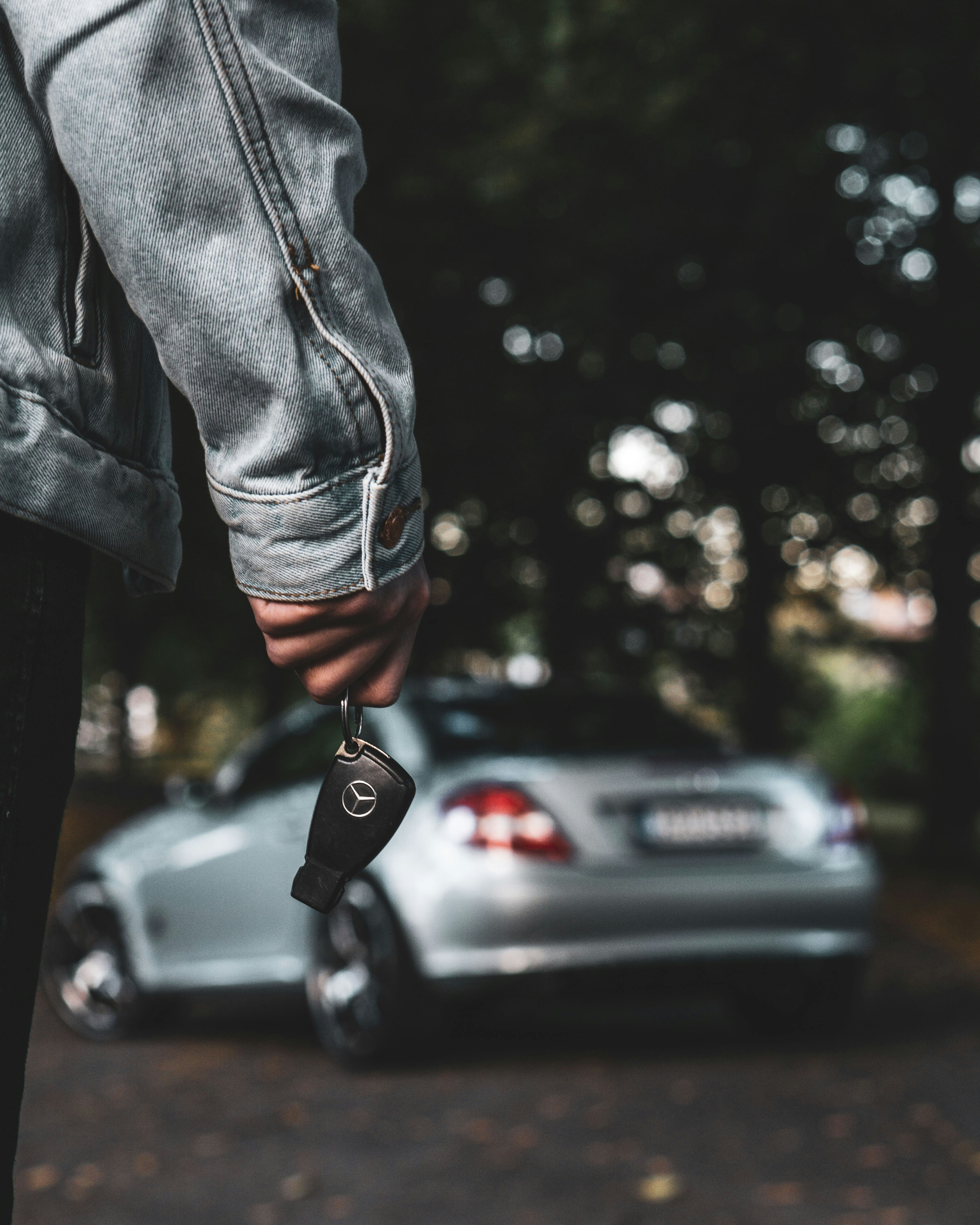 Une personne tenant une clé de voiture | Source : Unsplash