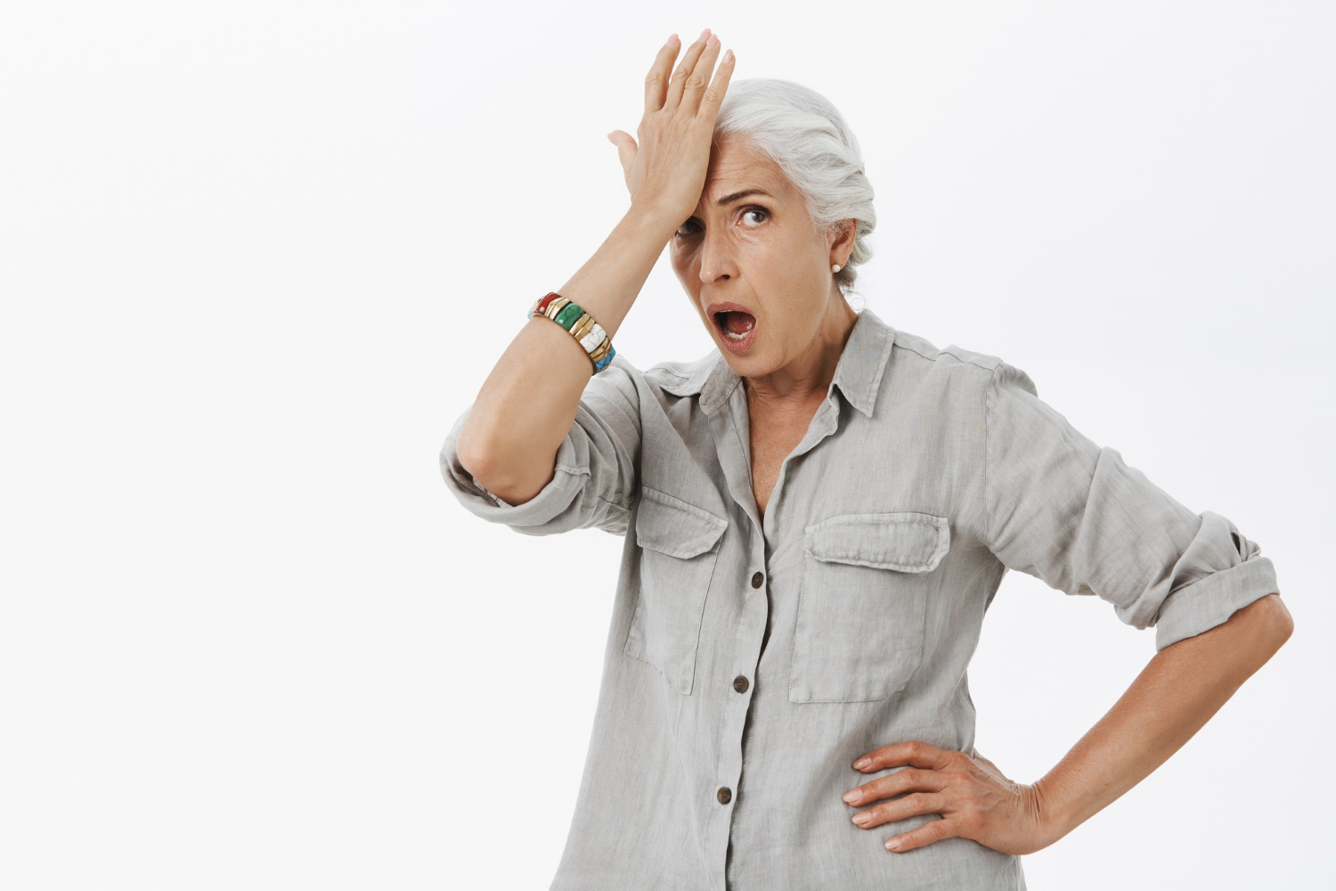 Une femme âgée frustrée | Source : Freepik