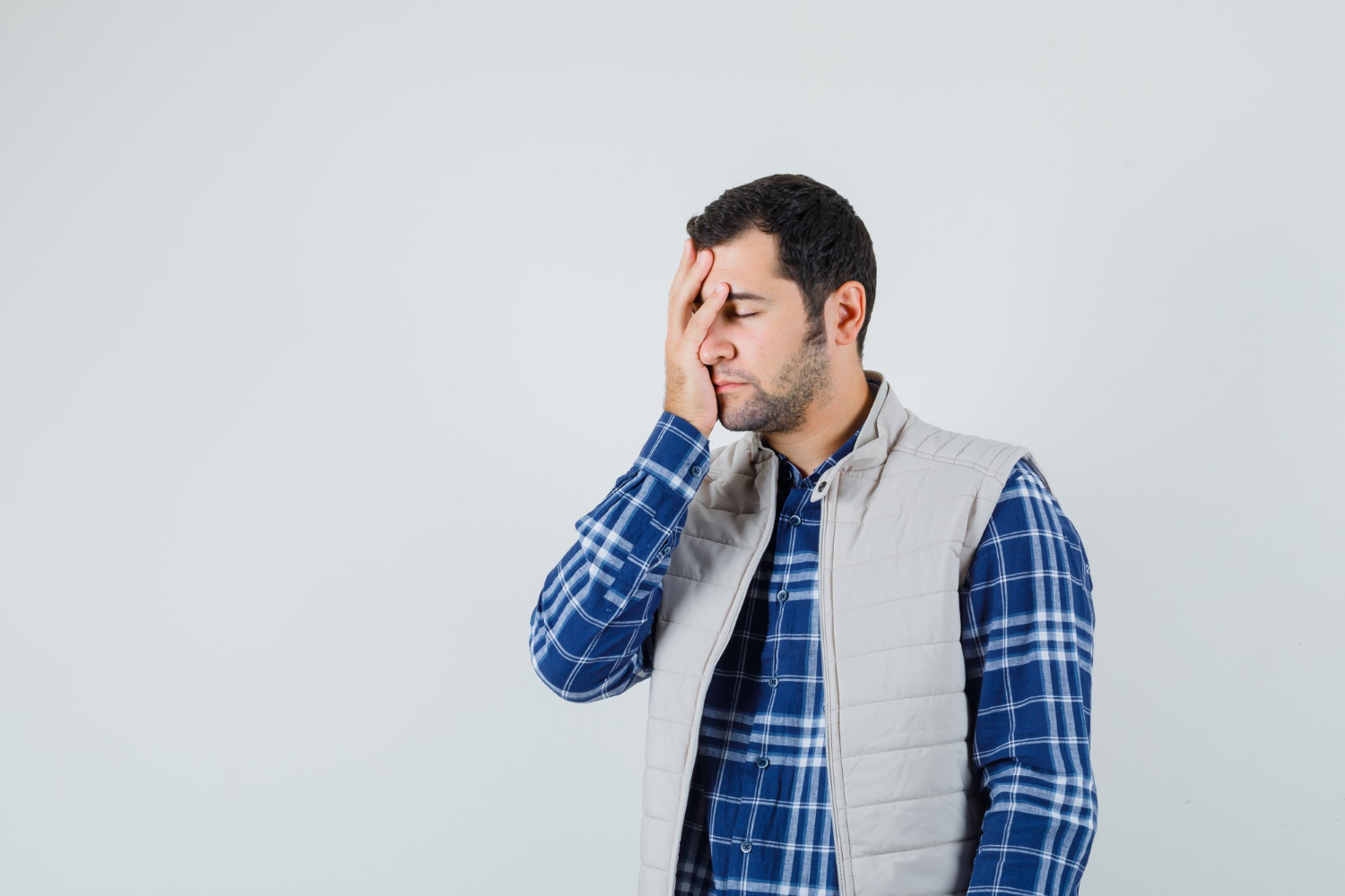 Un homme en détresse | Source : Freepik
