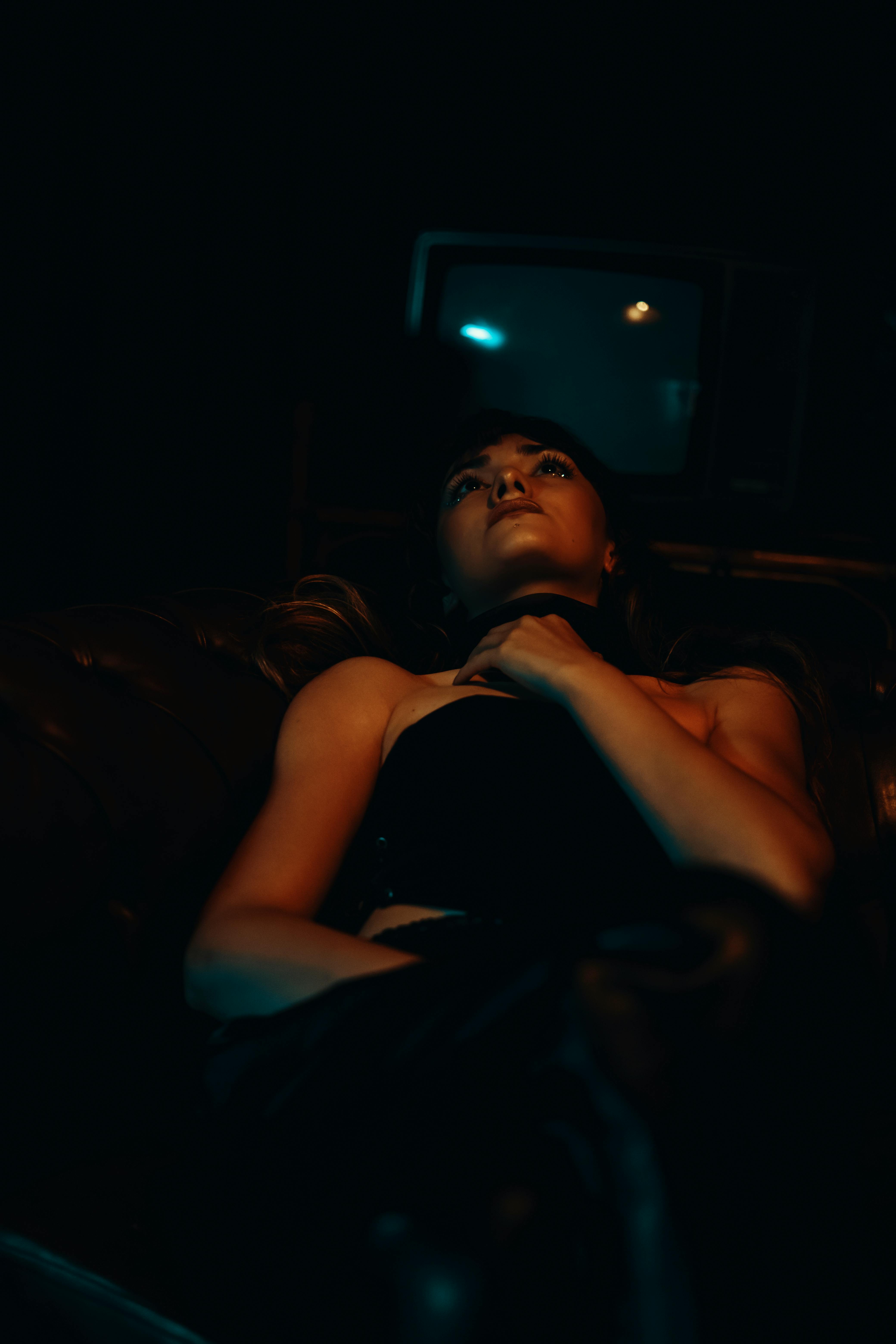 Une femme dans une pièce sombre | Source : Pexels