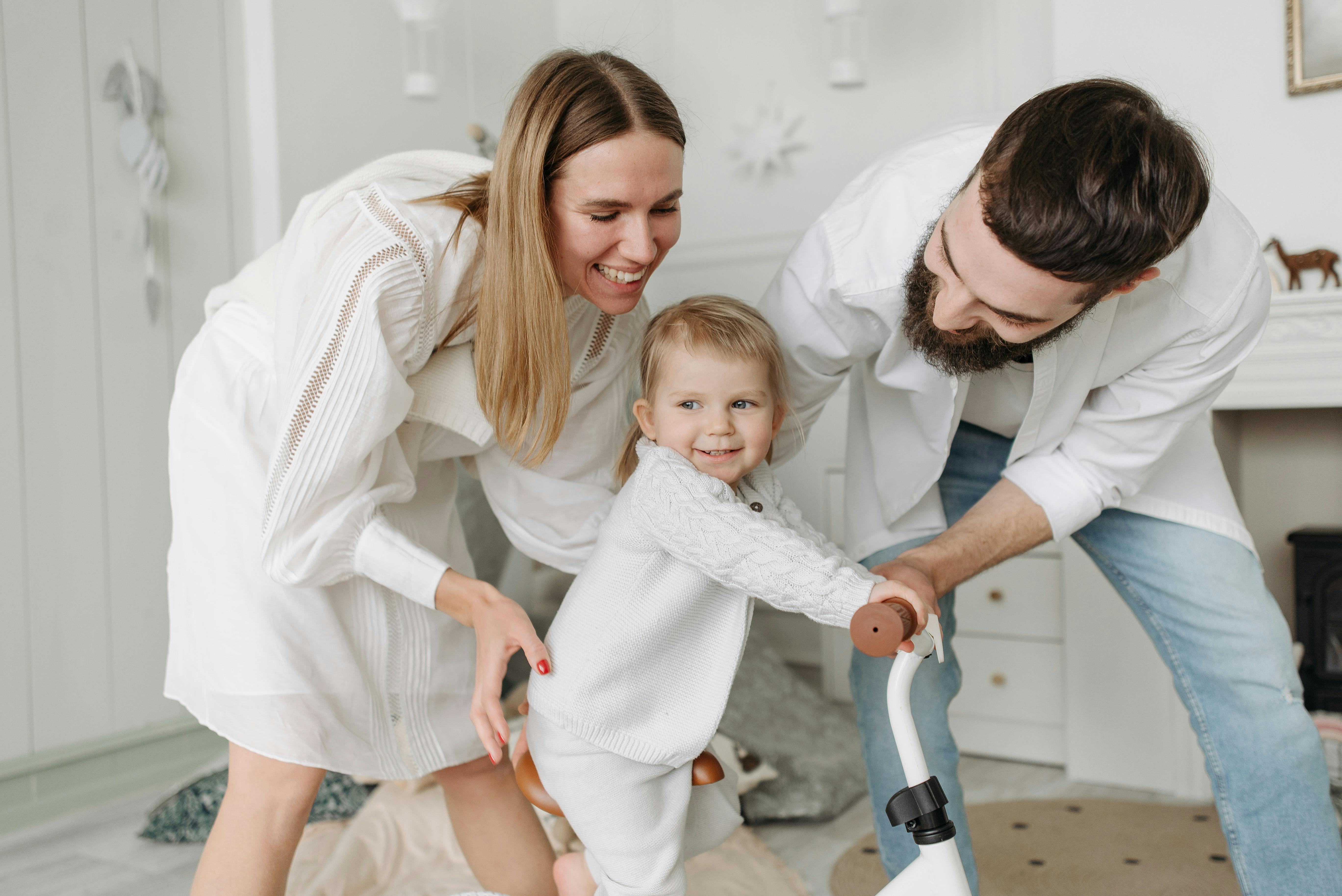 Un couple qui joue avec son enfant | Source : Pexels