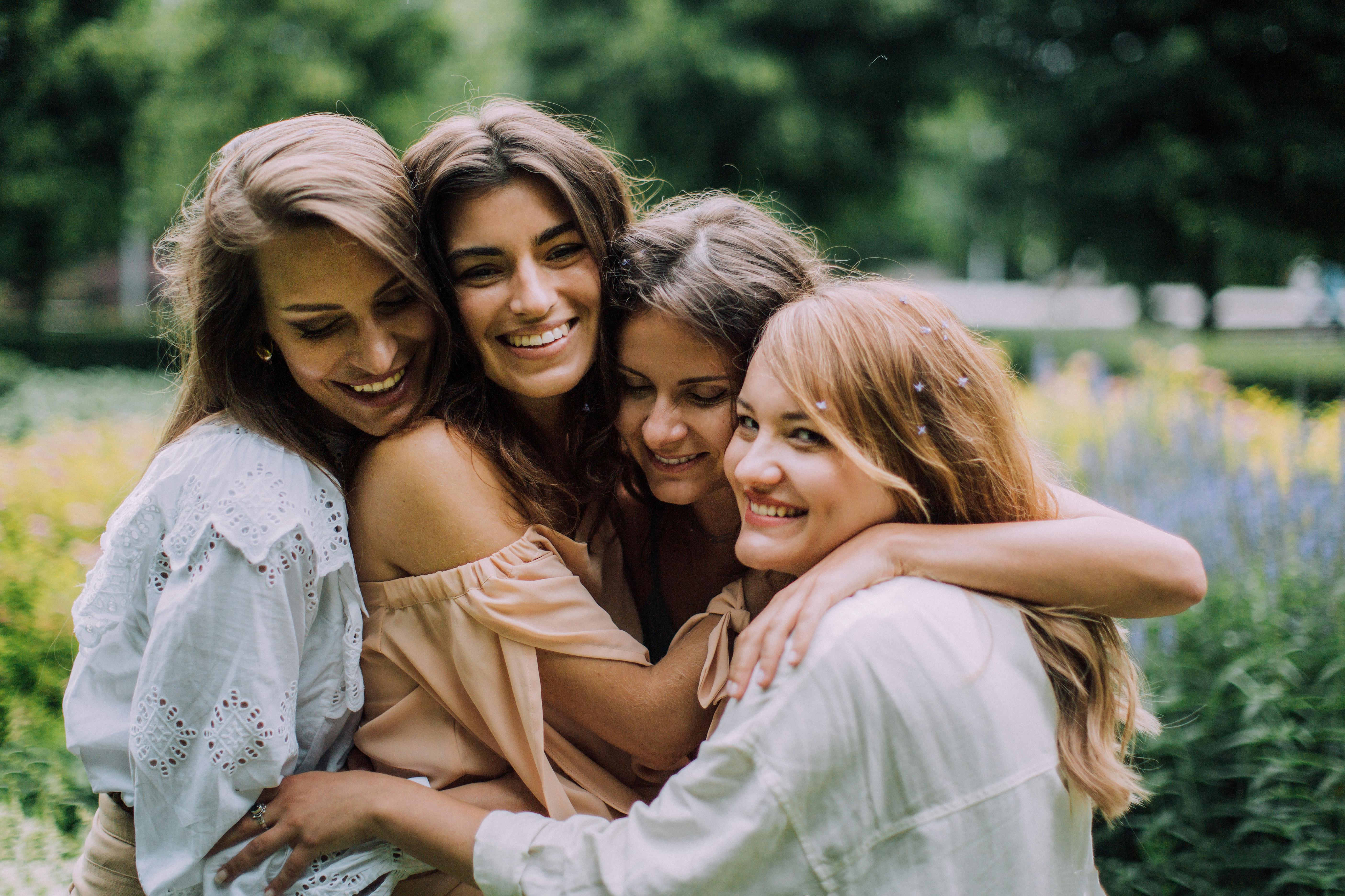 Un groupe de femmes qui s'étreignent | Source : Pexels
