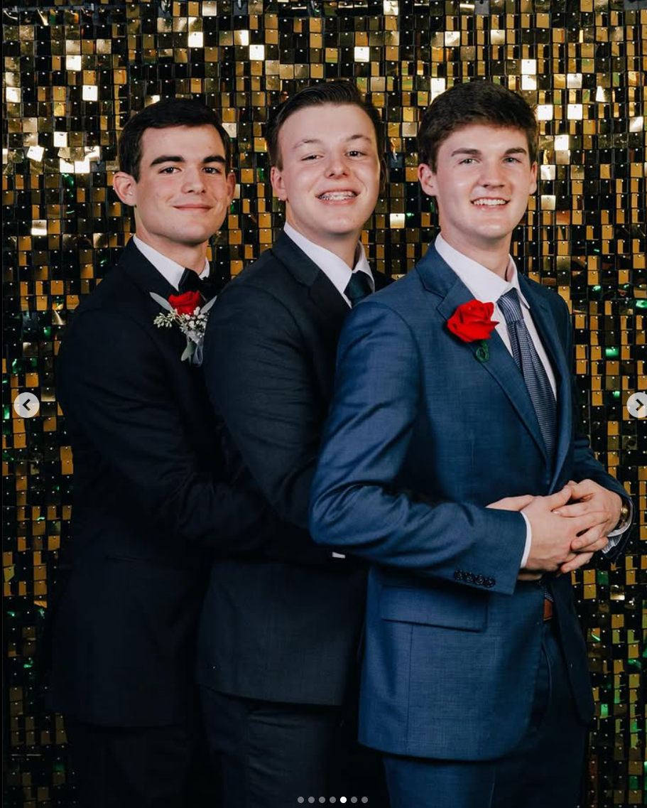 Grant Herridge et ses amis en costume, daté du 4 février 2025 | Source : Instagram/grantherridge
