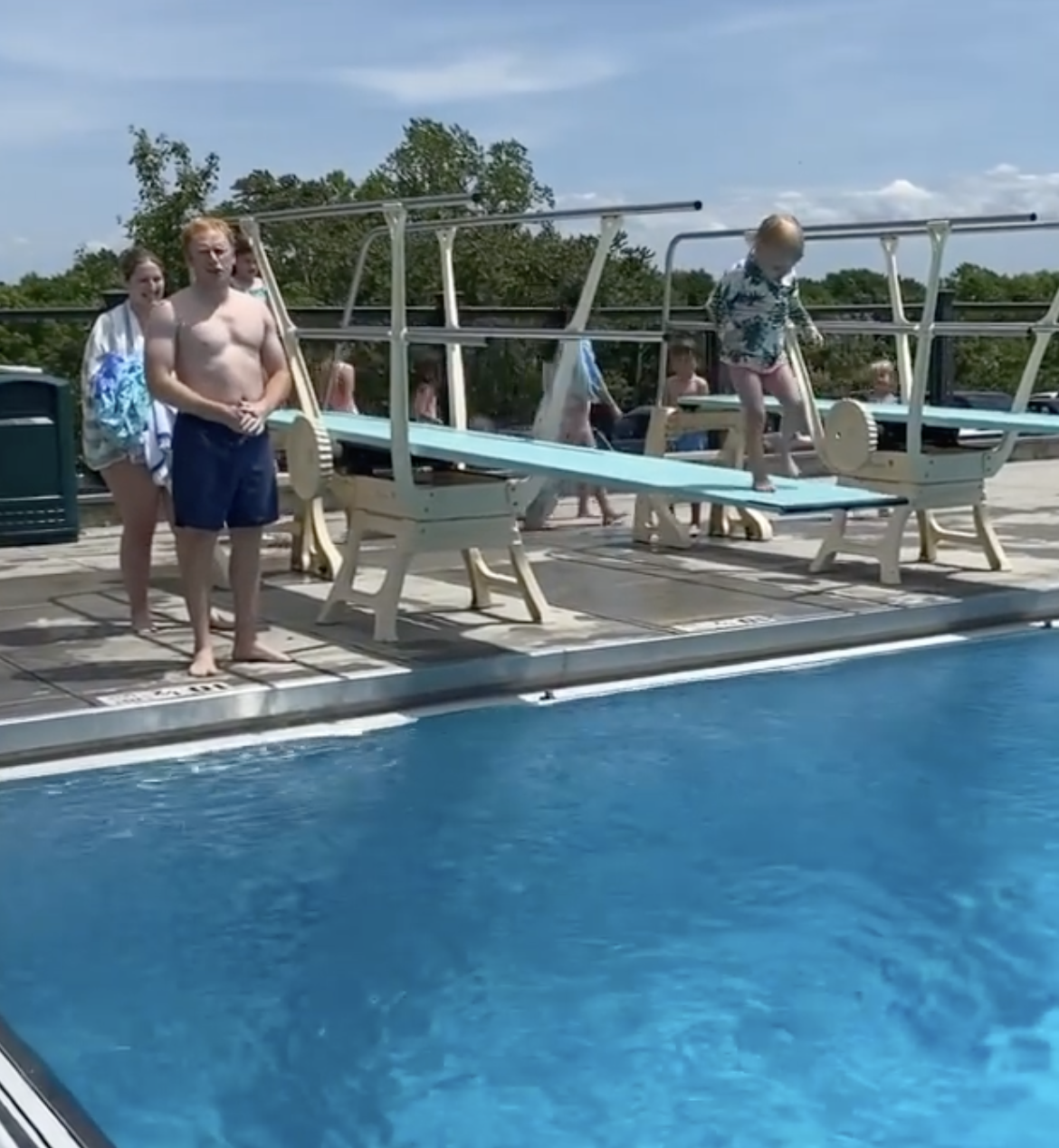 Aspen se prépare à plonger dans une piscine, post daté du 1er juin 2022 | Source : Instagram/ reedchoward