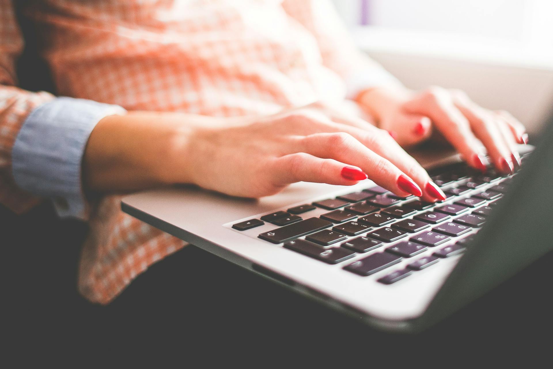 Een vrouw gebruikt haar laptop | Bron: Pexels