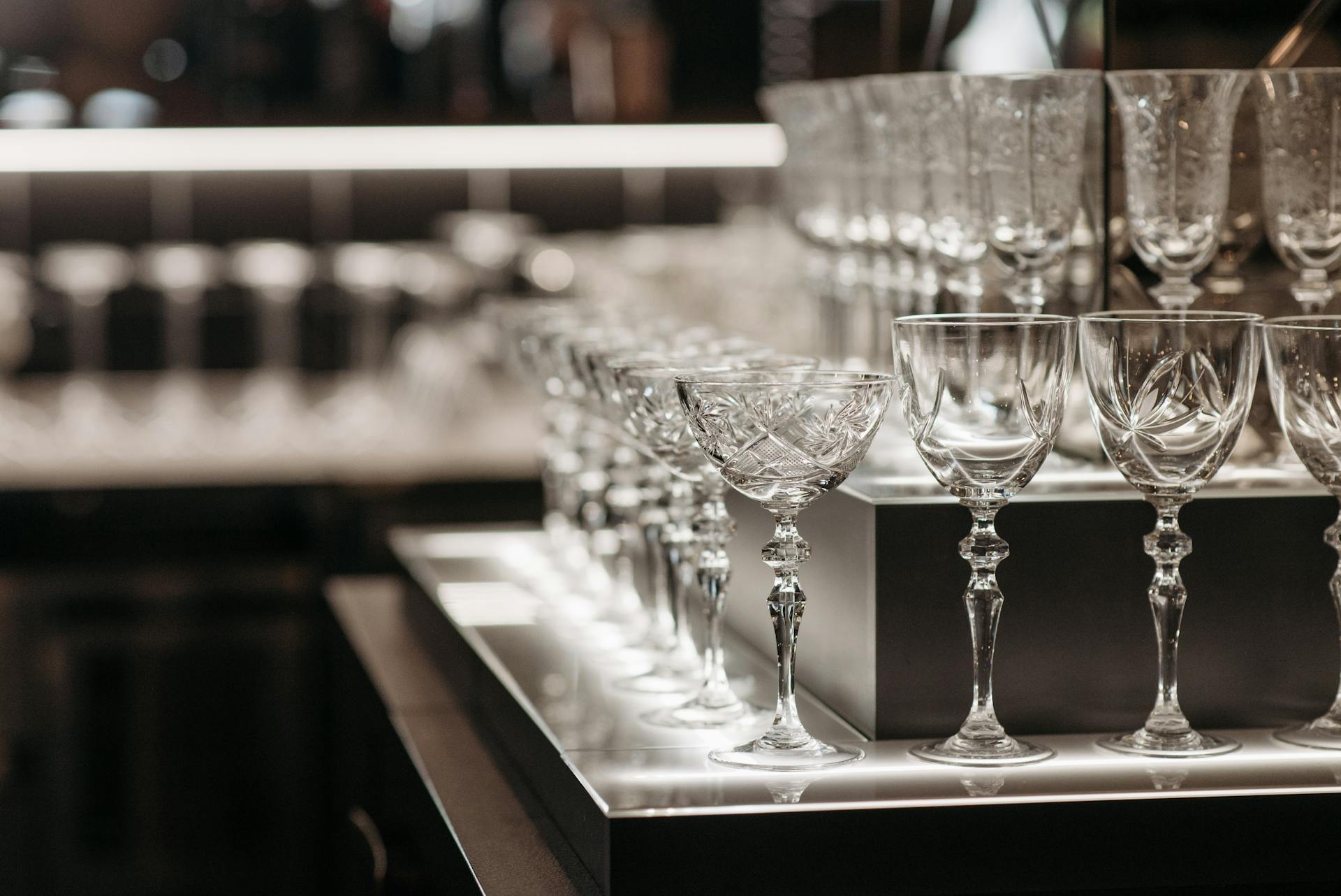 Un ensemble de verres en cristal sur une table | Source : Pexels