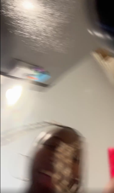 Zaria Carr prenant le téléphone de Shamarcus Carr et riant sur son livestream du 14 juin 2025 | Source : Facebook/Thè Frenchman