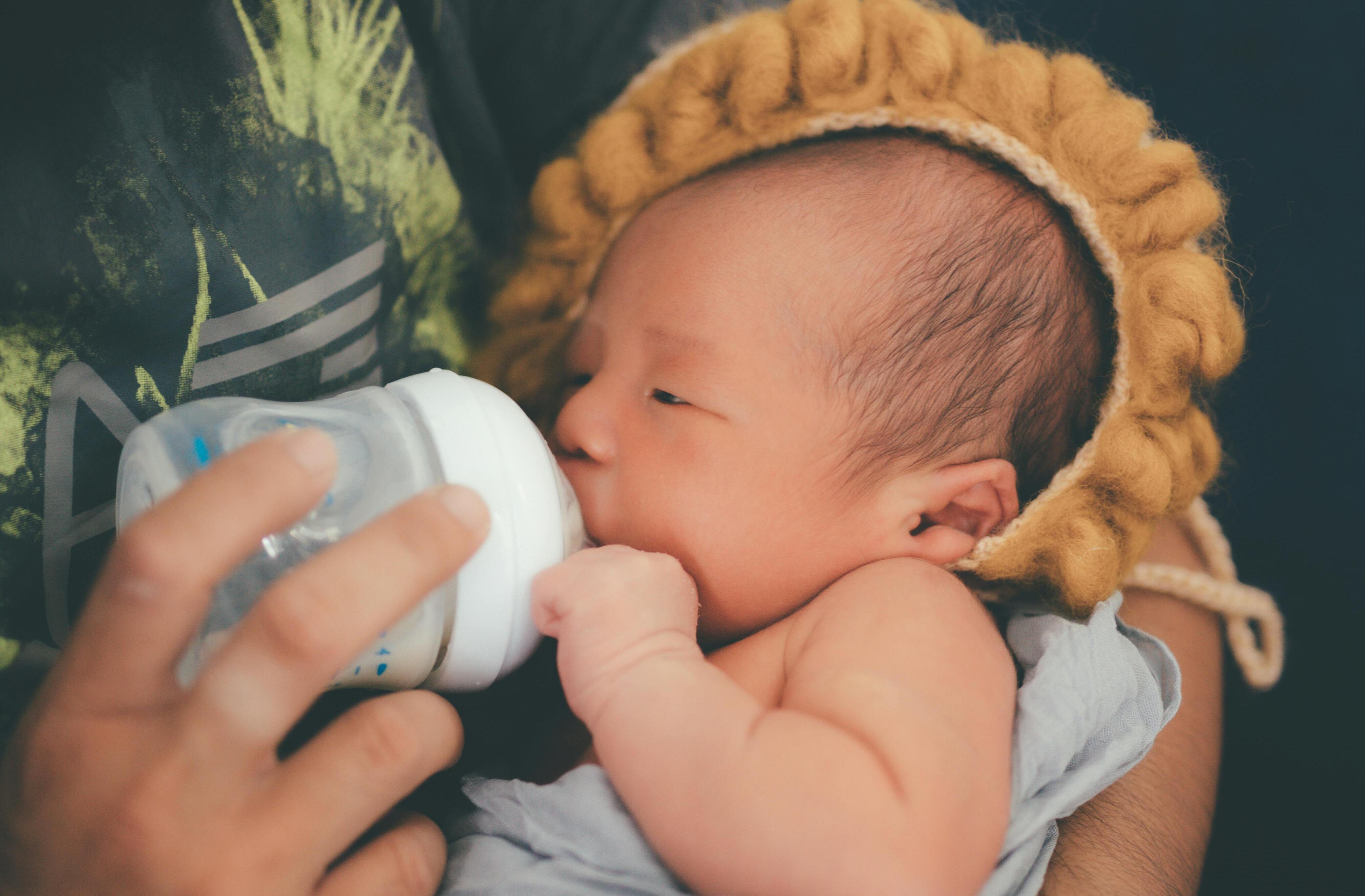 Un bébé qui prend le biberon | Source : Pexels