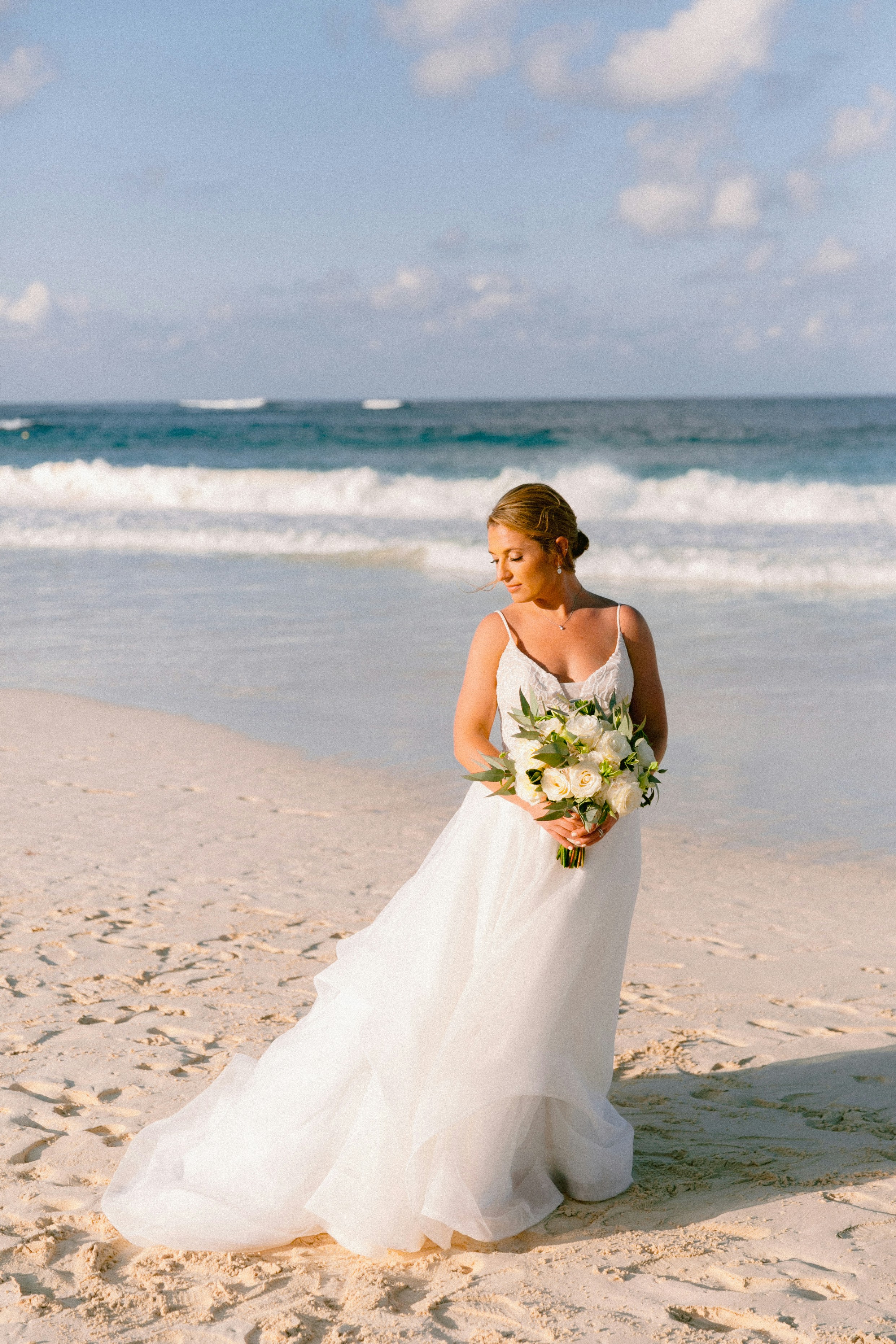 Mariée debout sur une plage de sable | Source : Unsplash