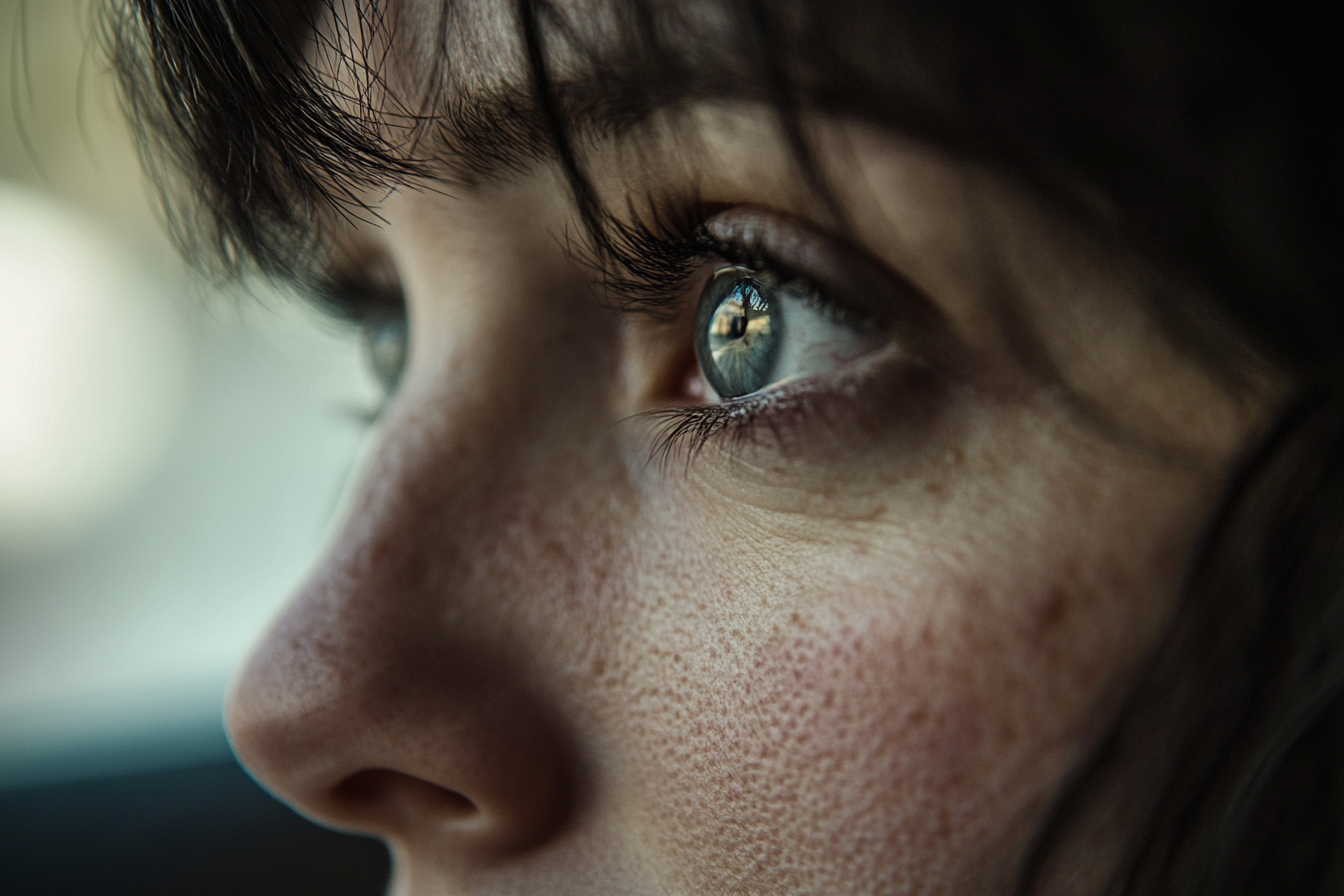 Une femme dans une voiture qui regarde fixement quelque chose | Source : Midjourney