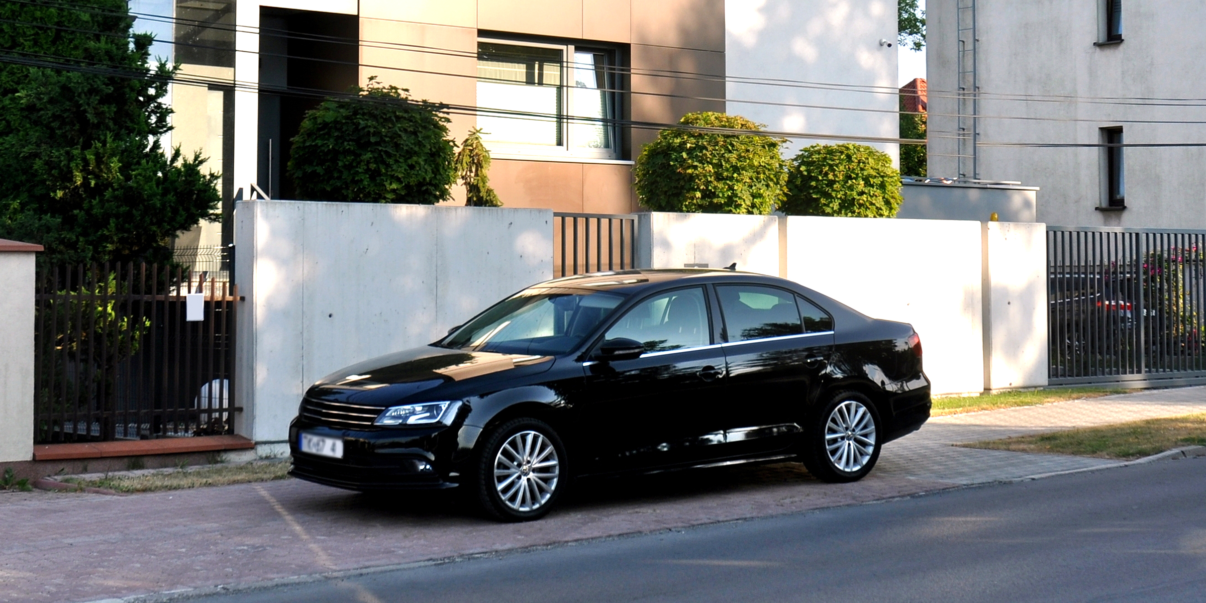 Une voiture garée près d'une maison | Source : Shutterstock