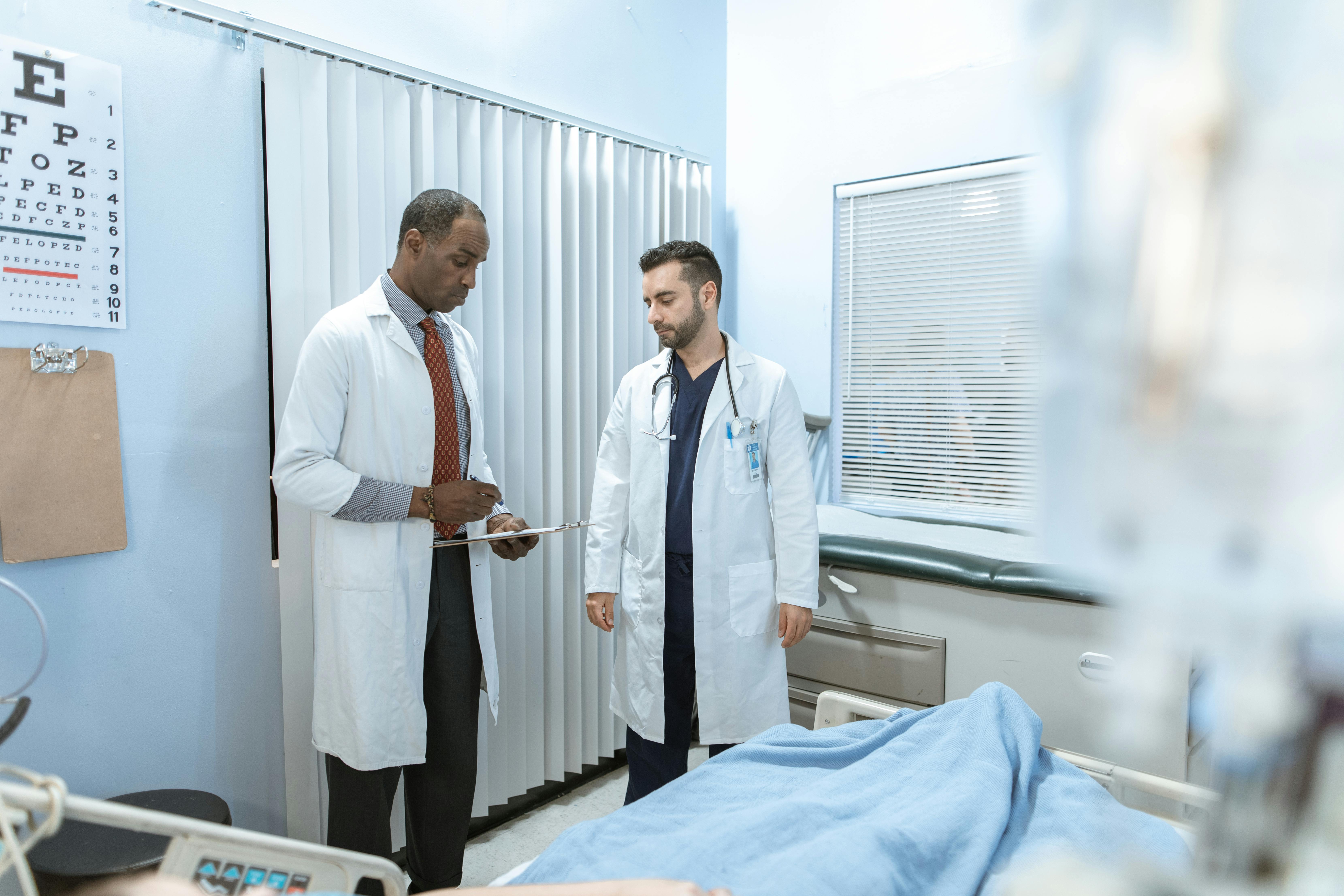 Médecins discutant avec un patient | Source : Pexels