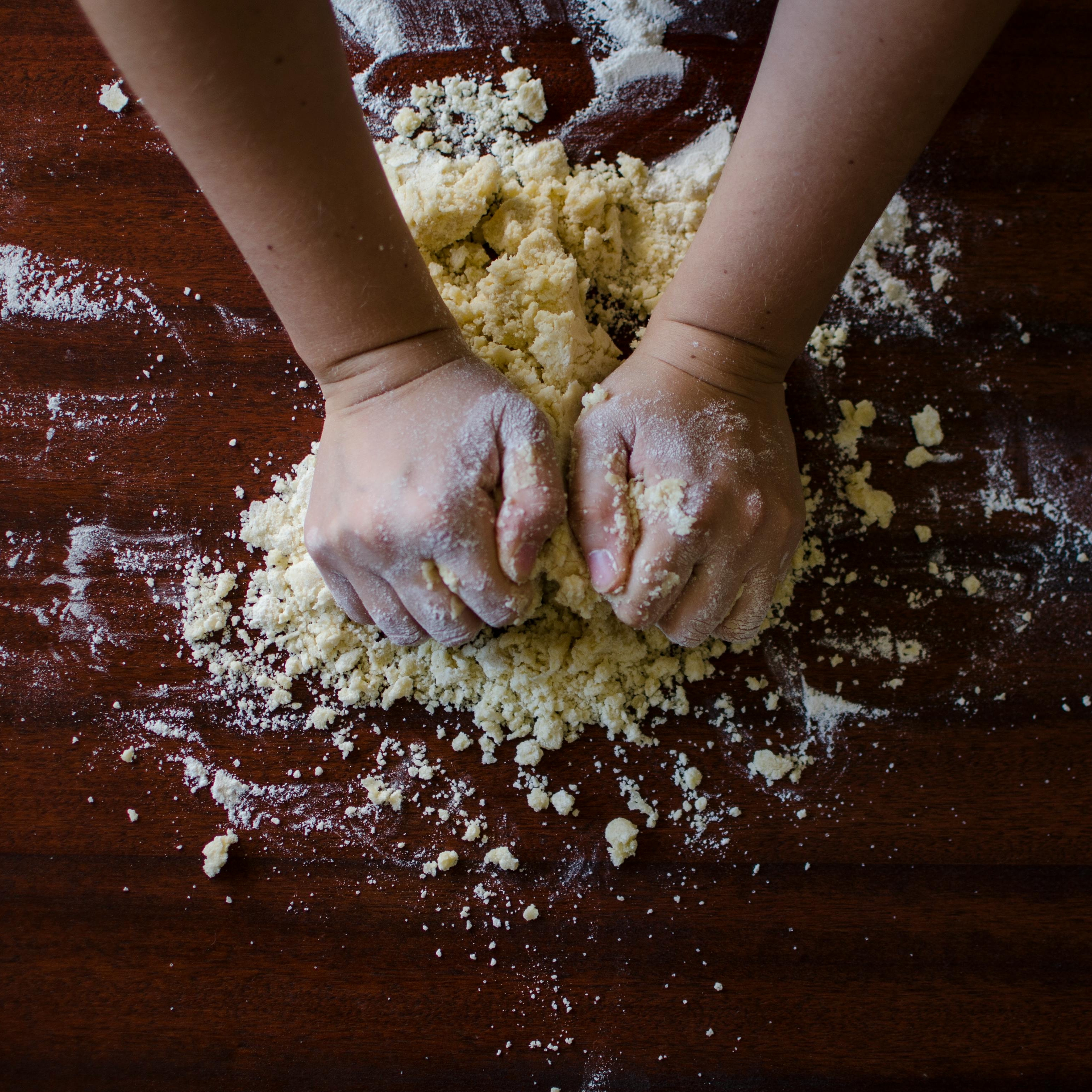 Une personne préparant la pâte à tarte | Source : Midjourney