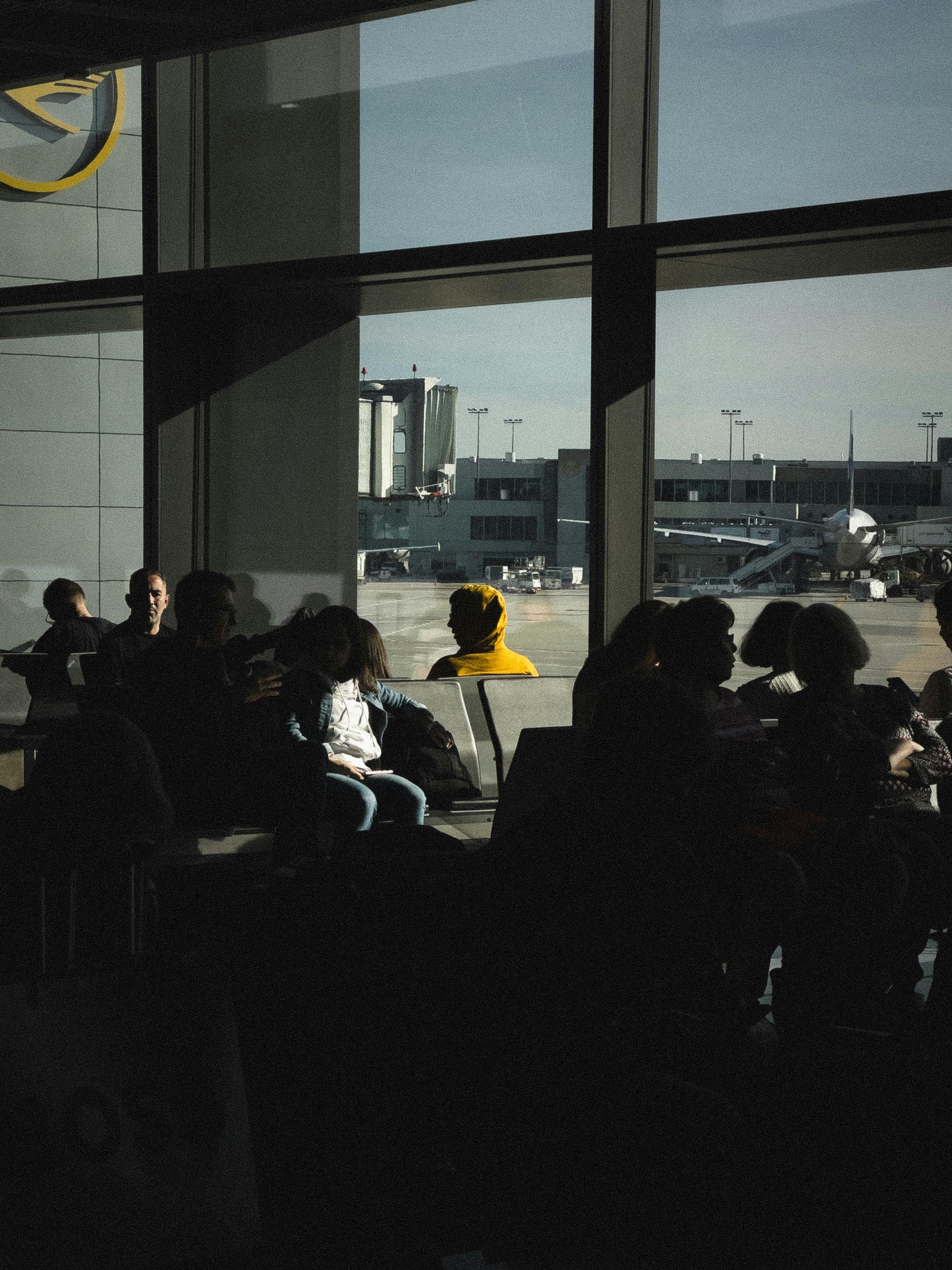 Des personnes assises dans un aéroport | Source : Pexels