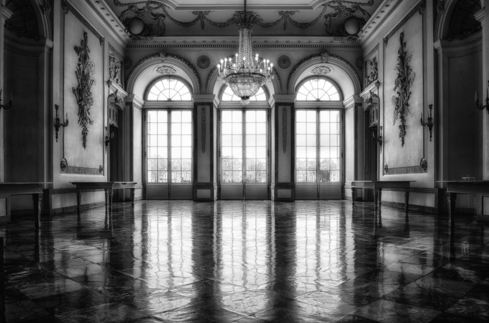 Photo en niveaux de gris de l'intérieur d'un bâtiment | Source : Pexels