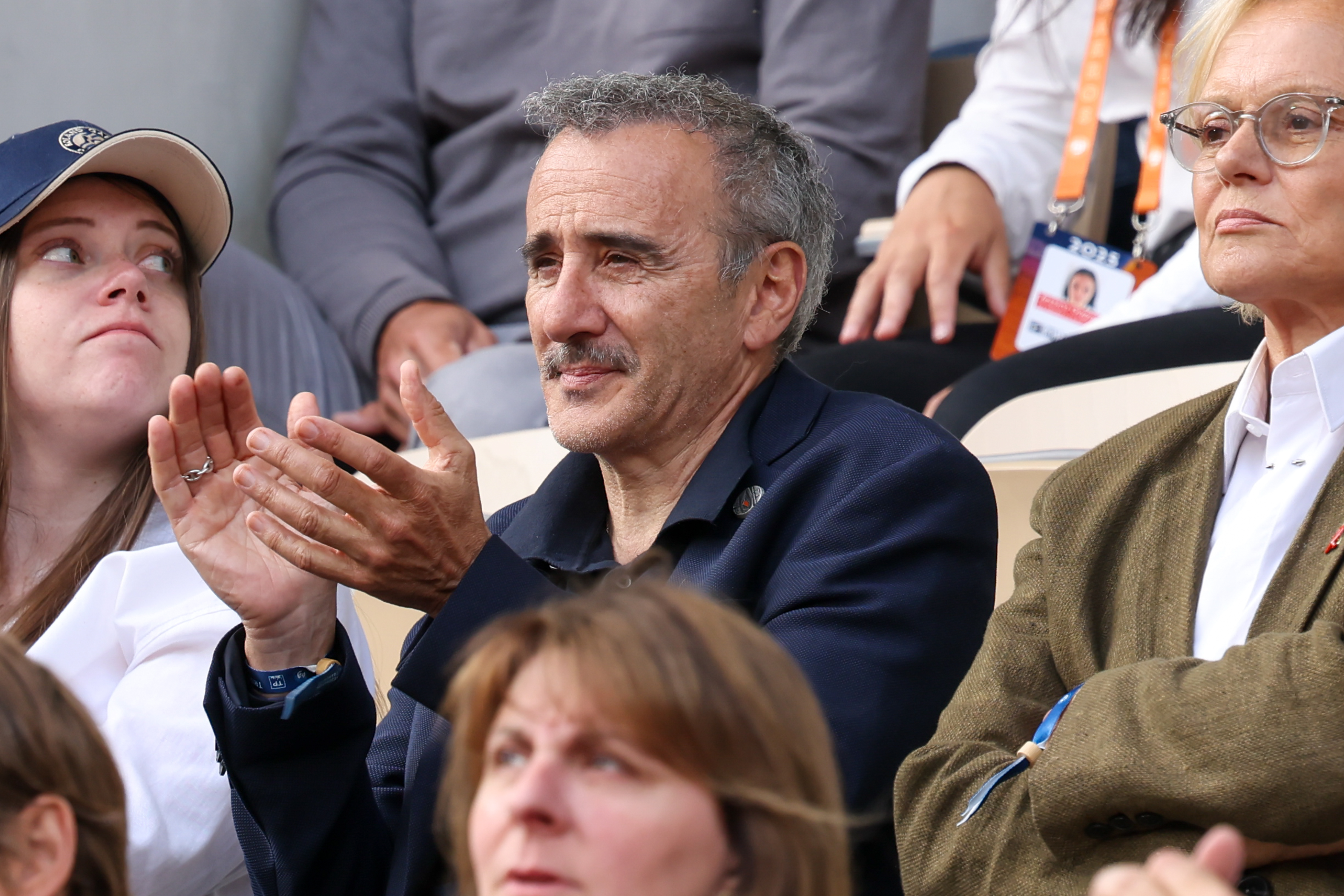 Elie Semoun est vu lors de la quinzième journée des Internationaux de France à Roland Garros le 08 juin 2025 à Paris, France I Source : Getty Images