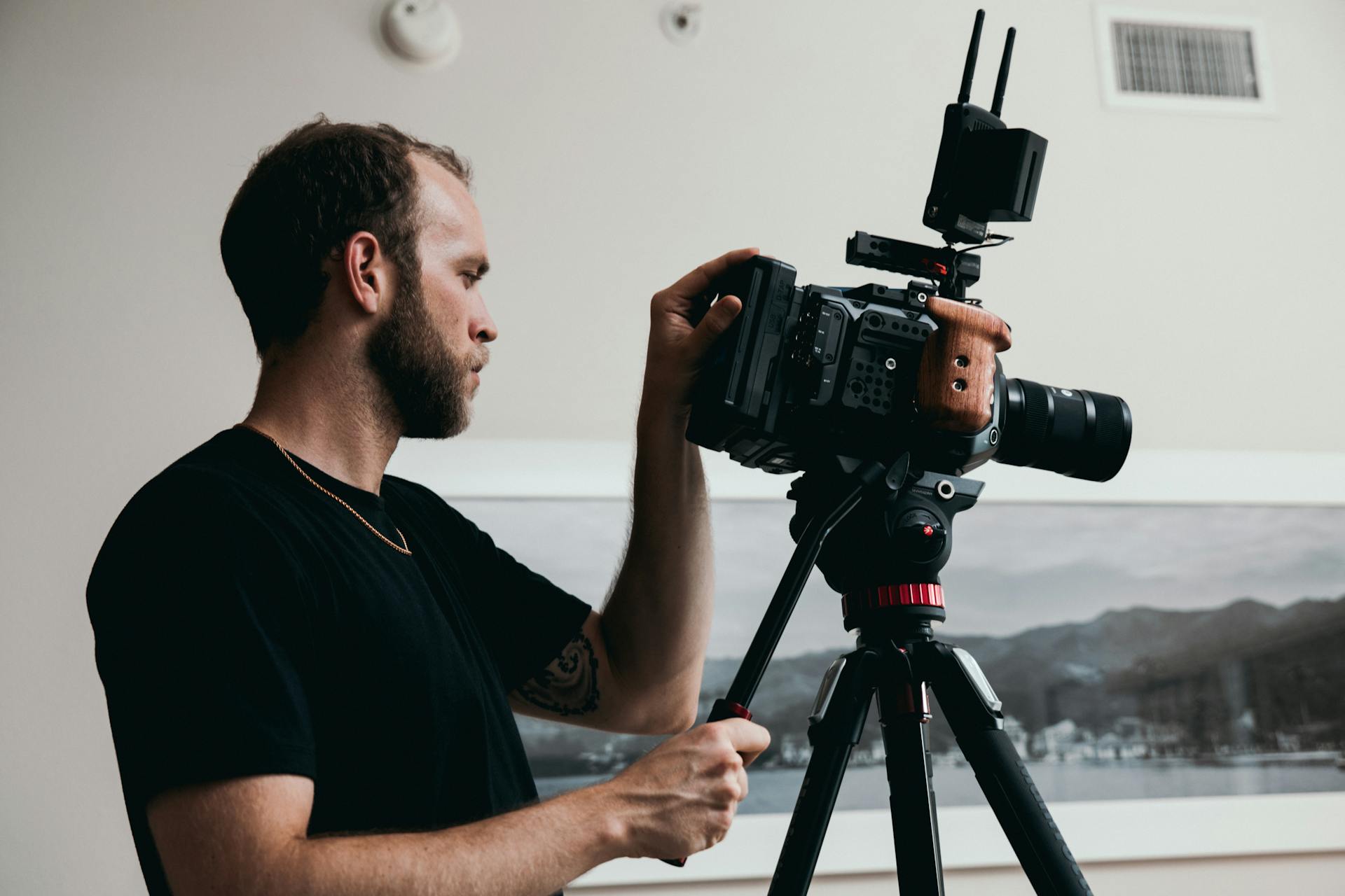 Un homme qui tourne une vidéo | Source : Pexels
